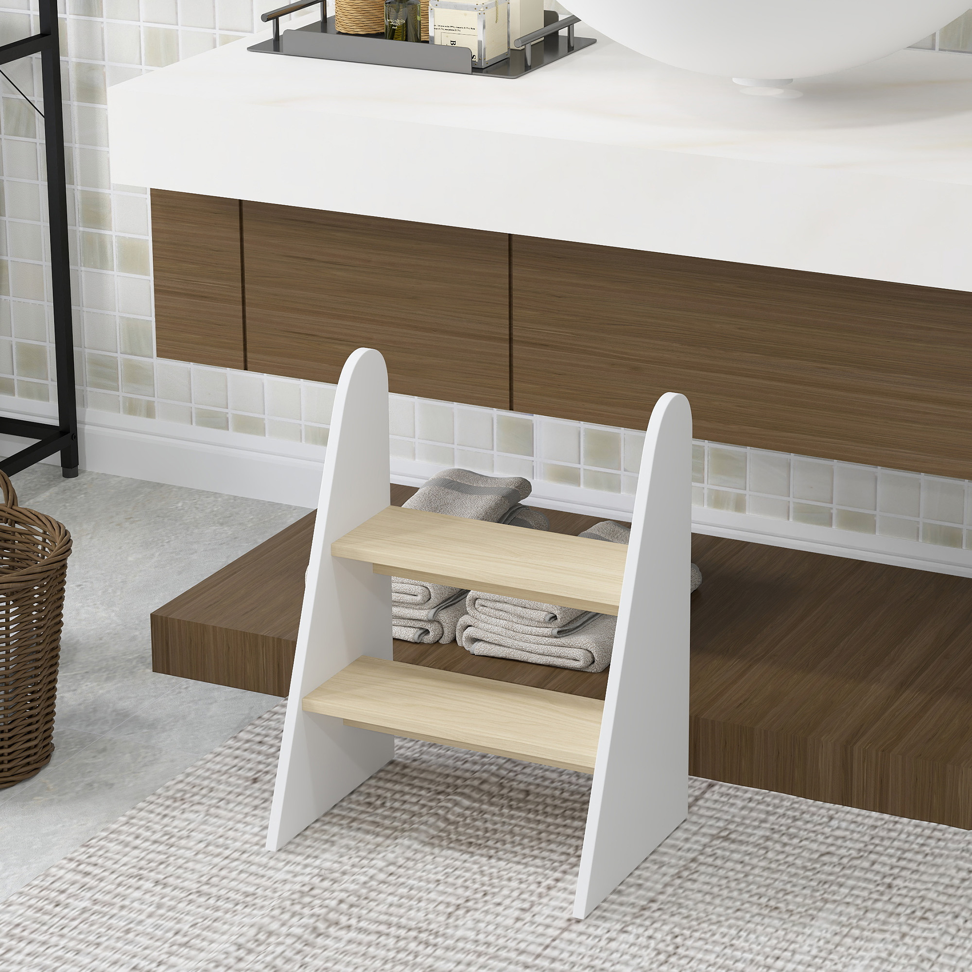 Un taburete blanco con estantes de madera sostiene toallas dobladas en un baño.
