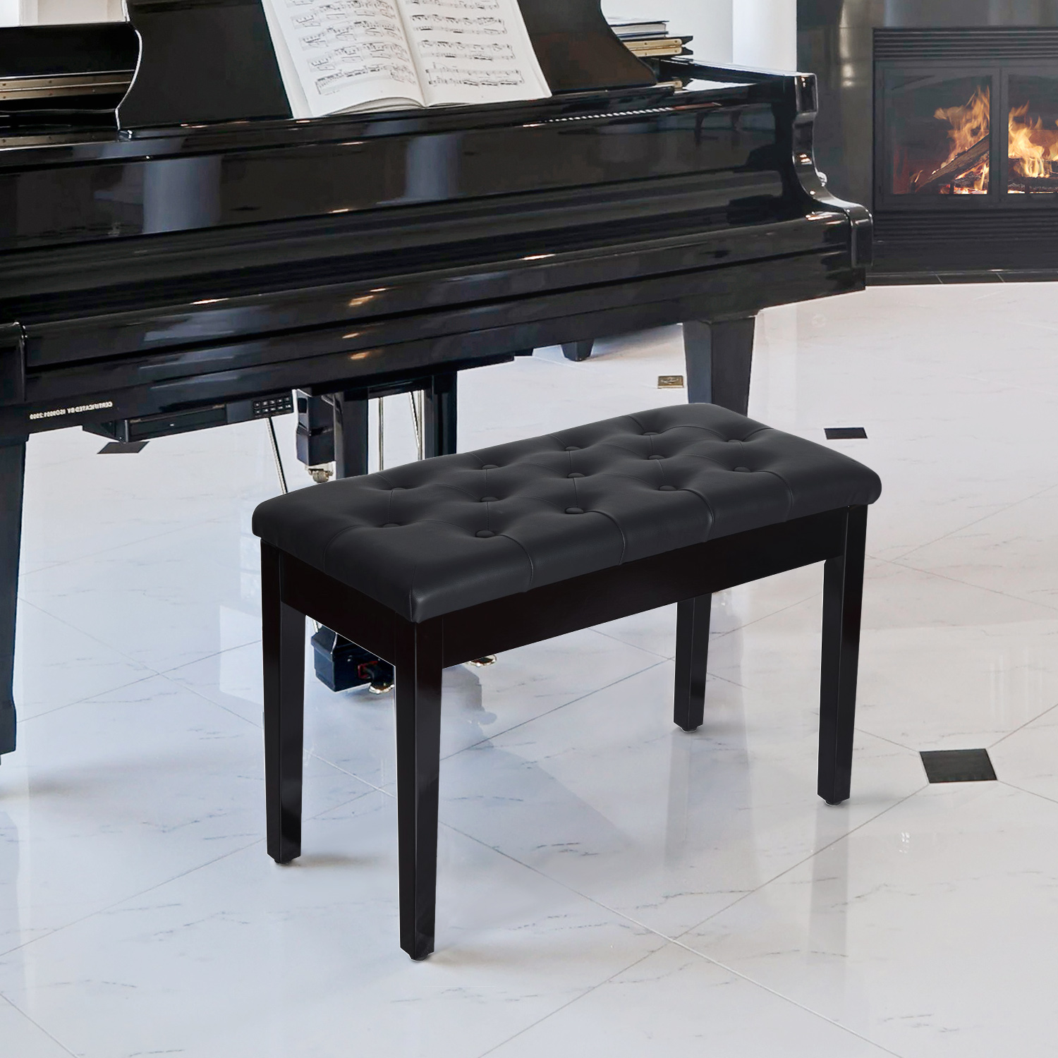 Un banco de piano negro abotonado frente a un piano de cola, con una chimenea al fondo.