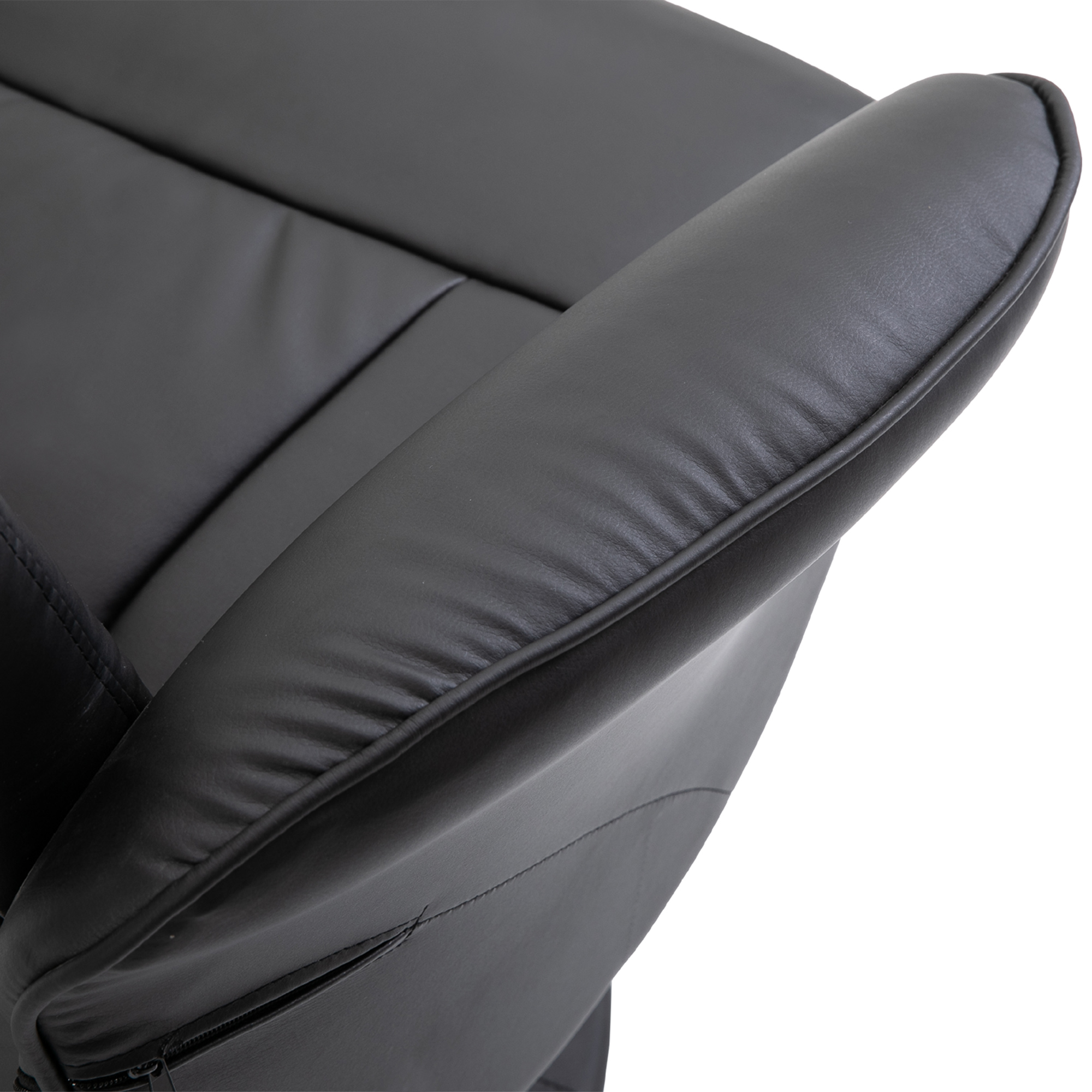 Primer plano del reposabrazos de un sillón de cuero negro con costuras y cremallera.