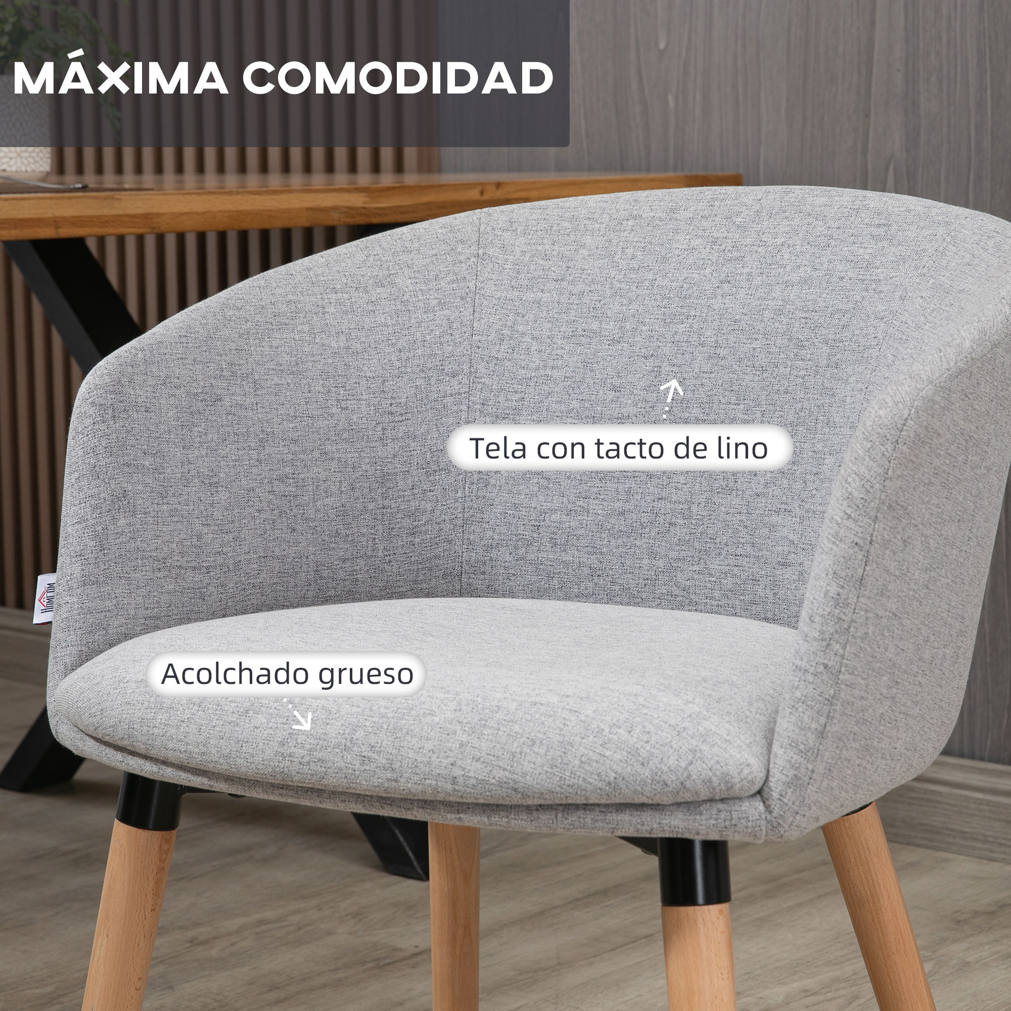 Silla de tela gris con acolchado grueso y patas de madera.
