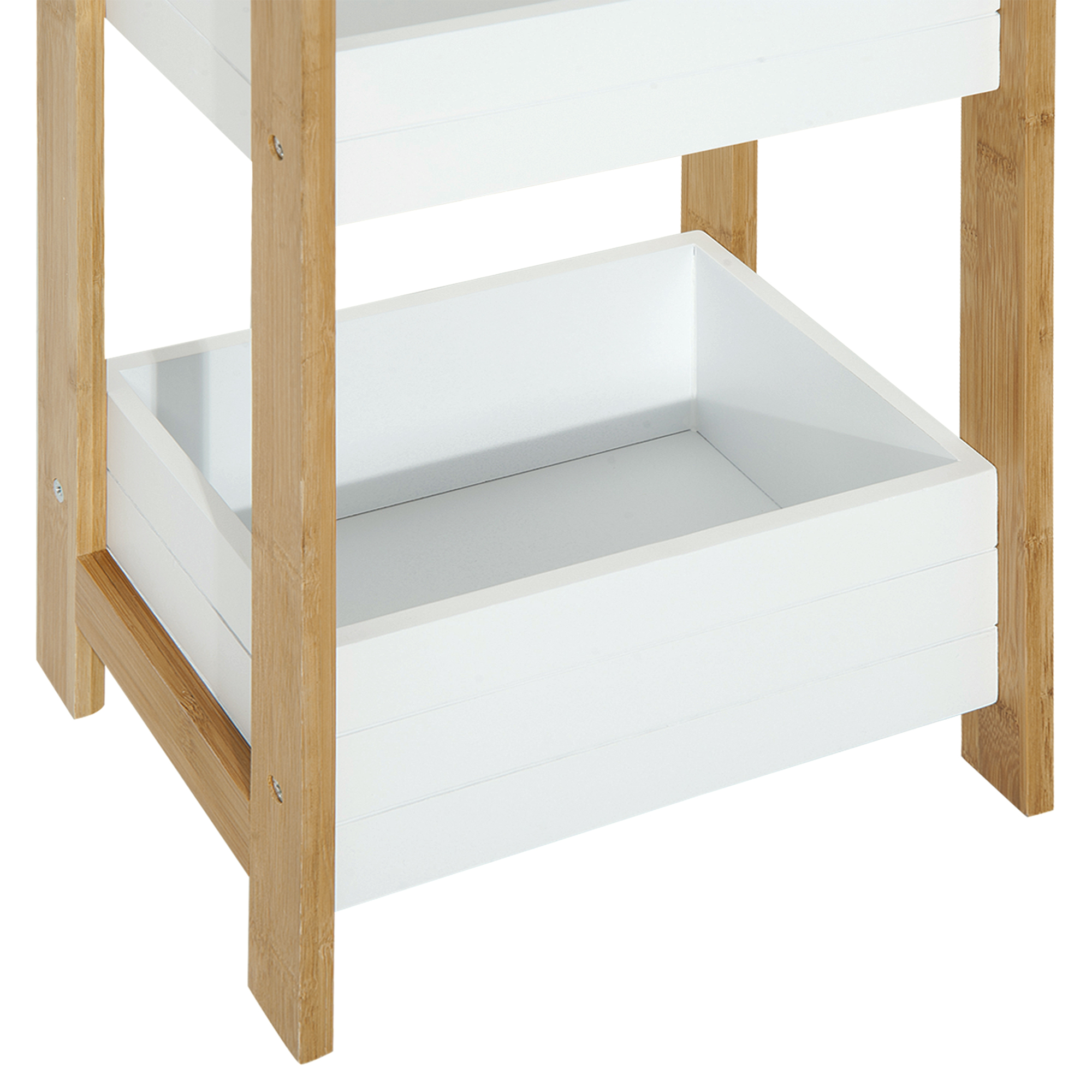 Una cesta de almacenamiento blanca con marco de madera, sobre fondo blanco.