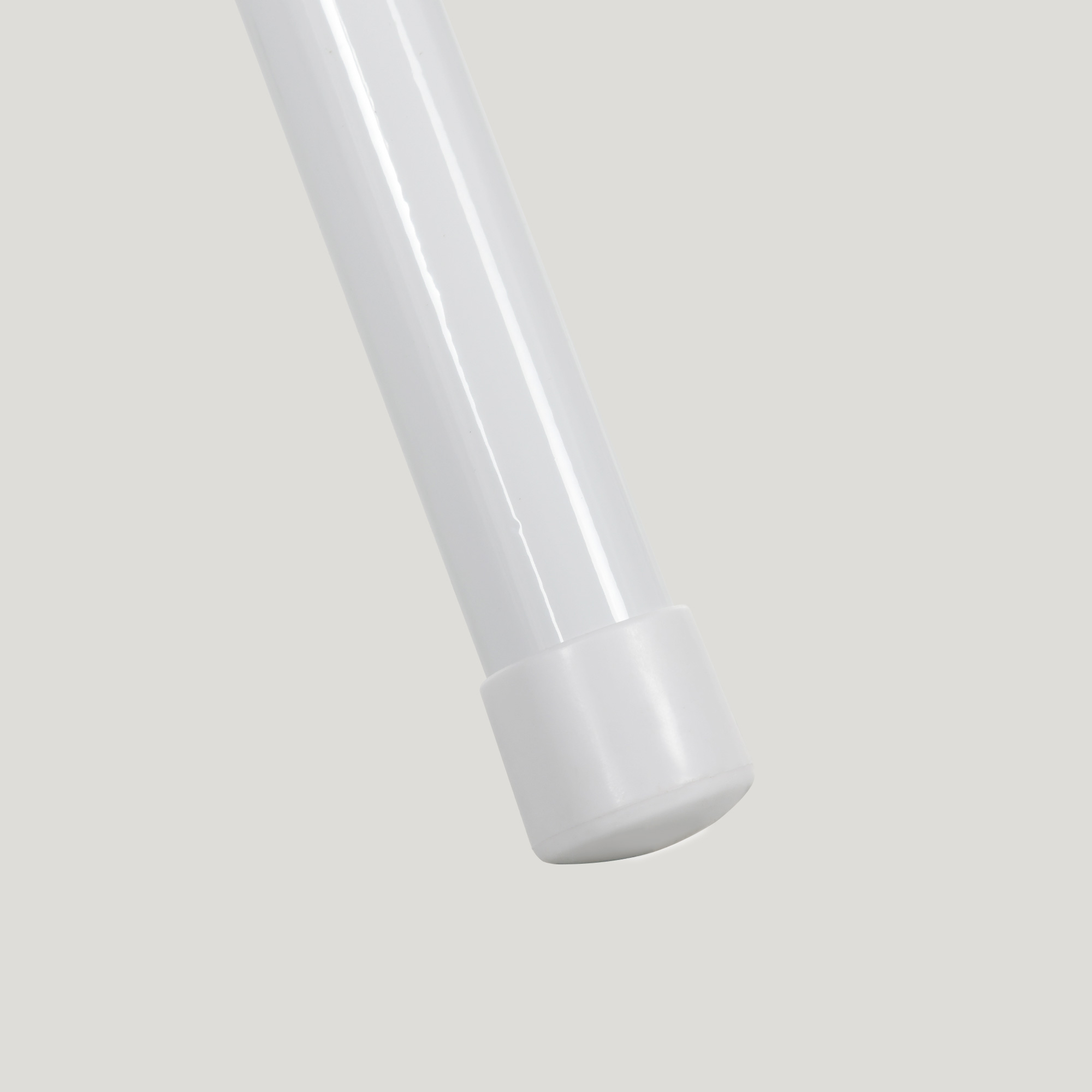 Un tubo blanco brillante con un extremo de tapa blanco sobre fondo claro.