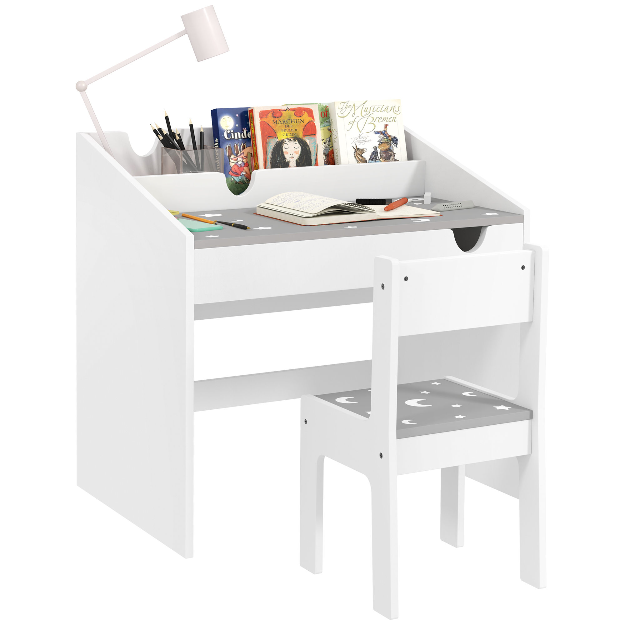 Un set scrivania e sedia per bambini bianco con libri, matite e una lampada.