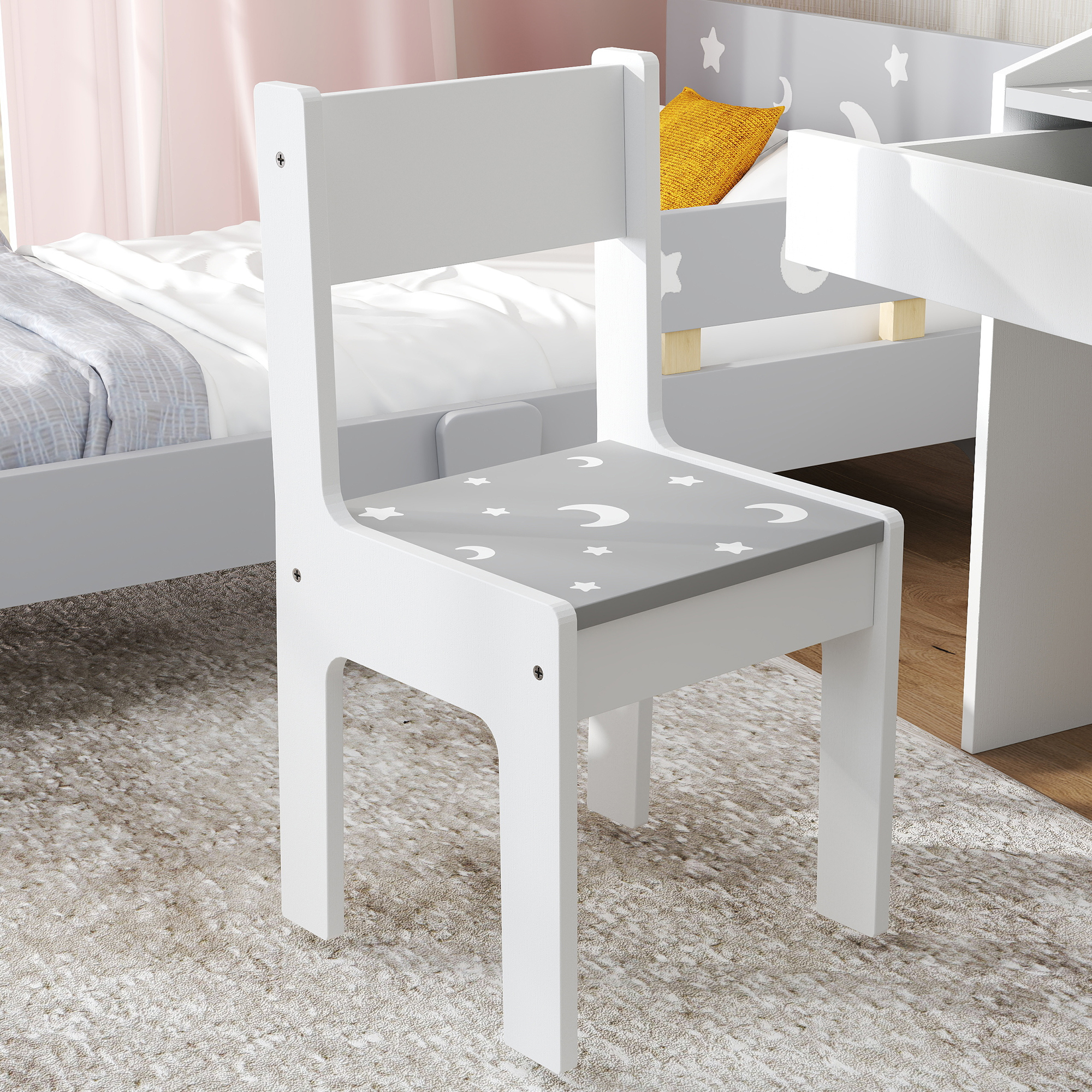 Una sedia per bambini bianca con motivo a luna e stelle sulla seduta davanti a un letto.