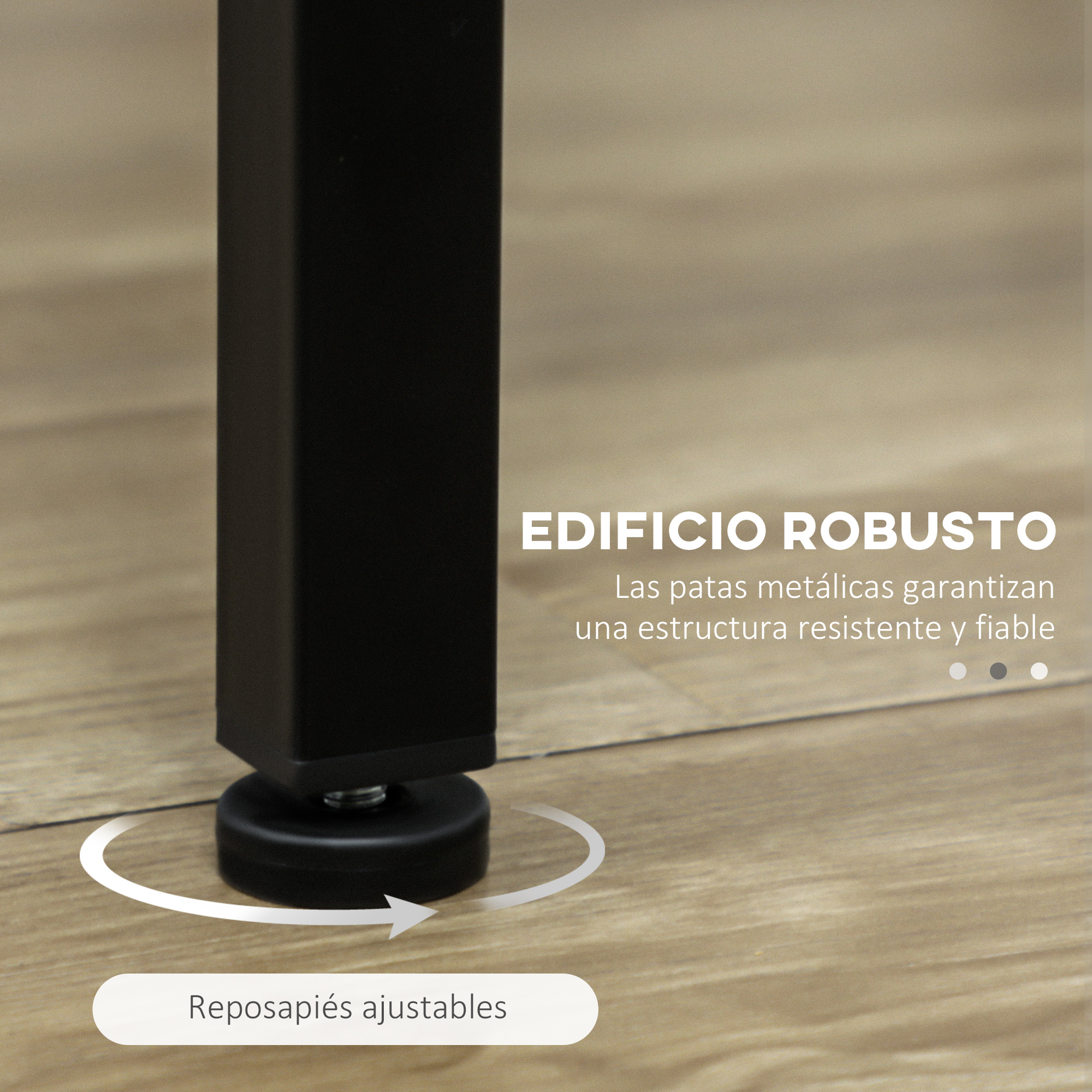 Una pata de metal negra con pie ajustable sobre suelo de madera.