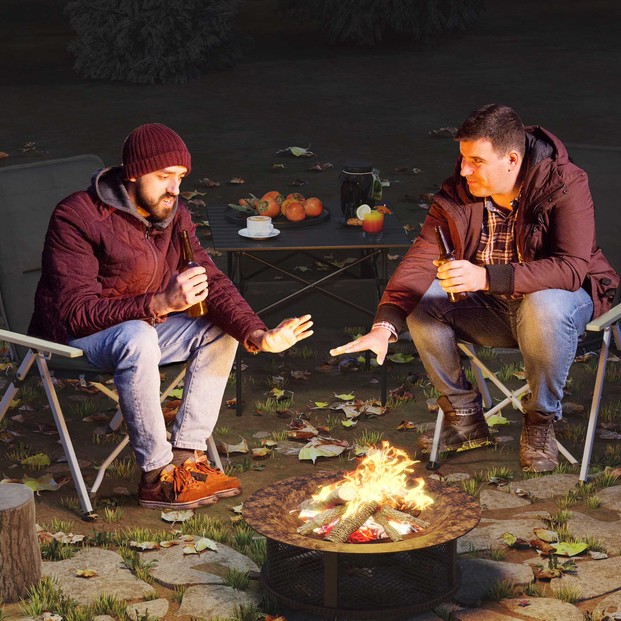 Dos hombres sentados junto a una fogata de noche sosteniendo botellas de cerveza.