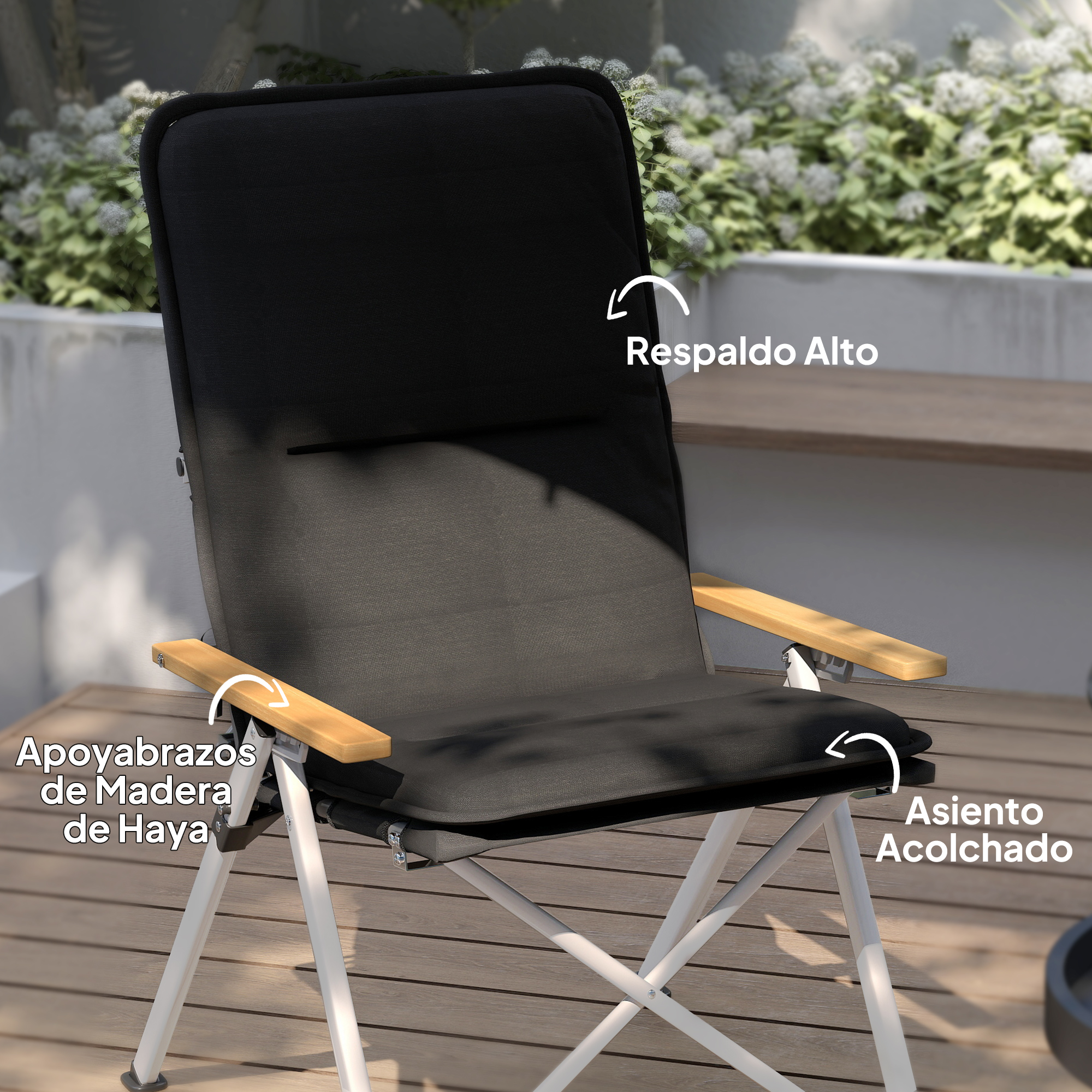 Silla plegable negra con reposabrazos de madera y asiento acolchado.