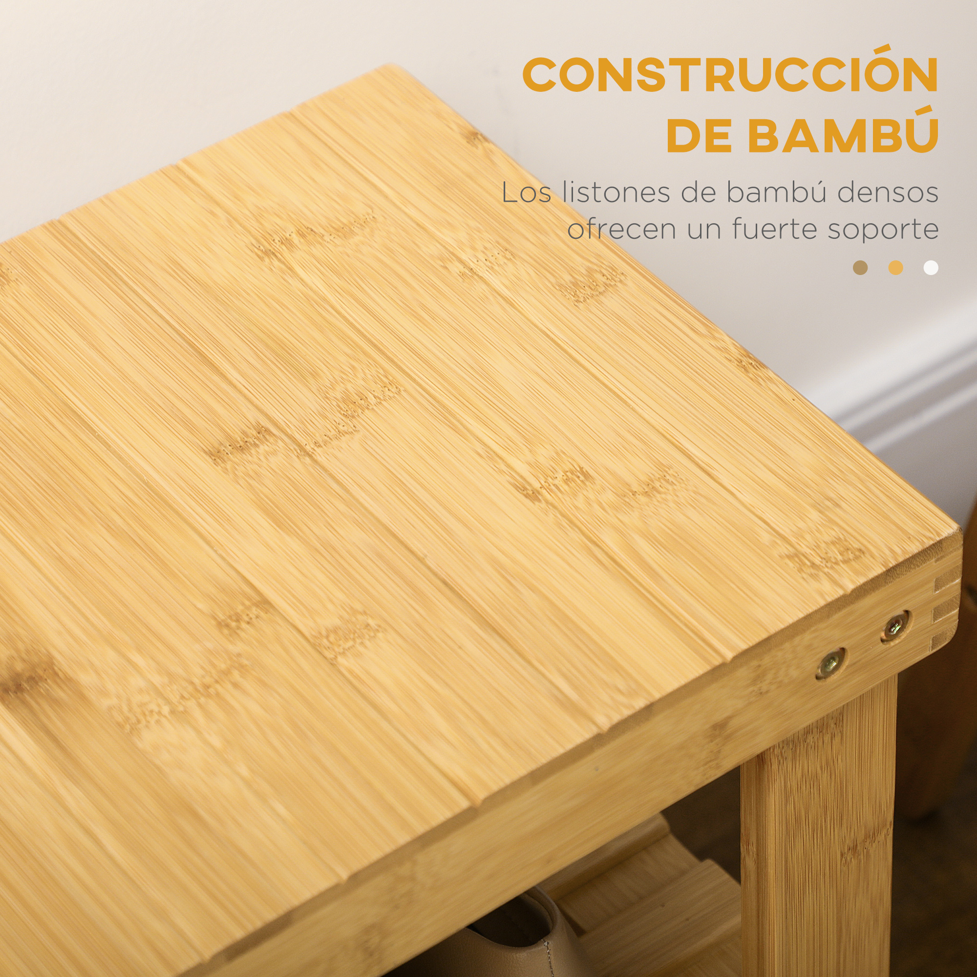 Primer plano de una superficie de madera de bambú que muestra vetas y tornillos.