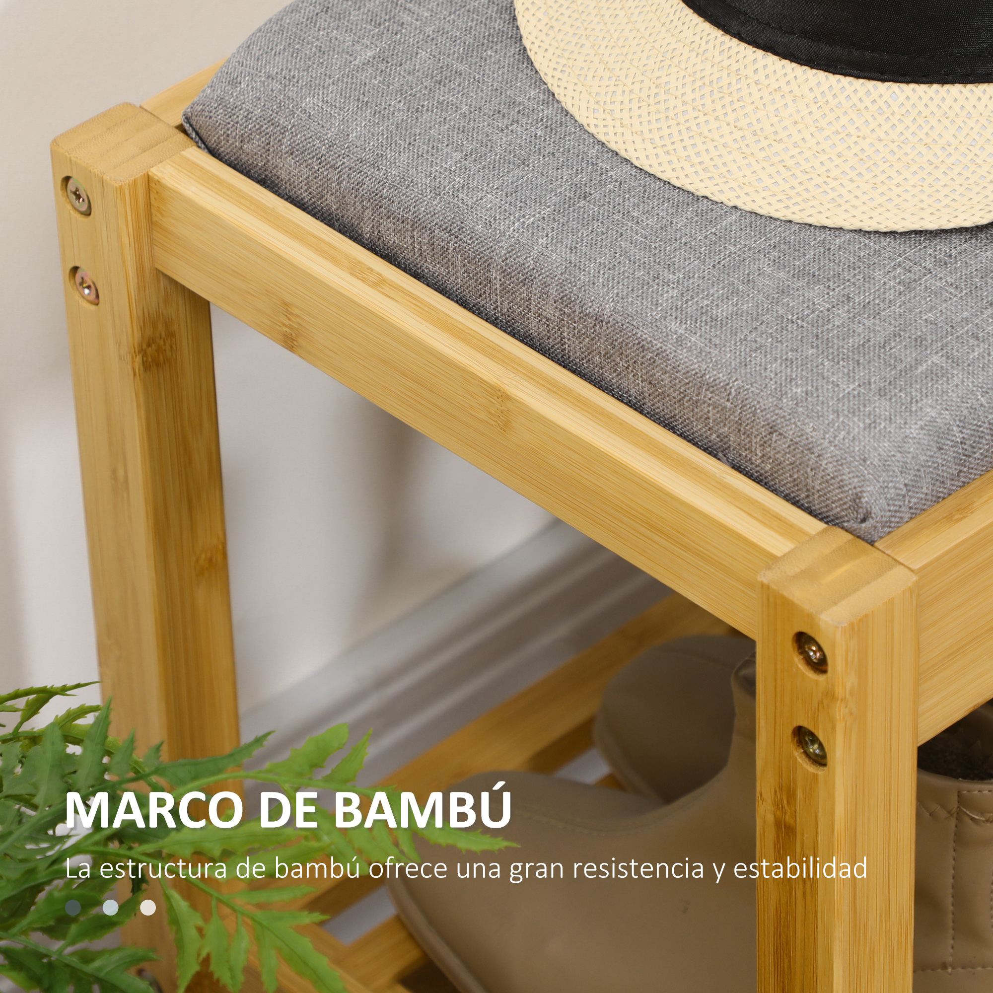 Un estante de bambú con asiento acolchado gris y sombrero de paja.