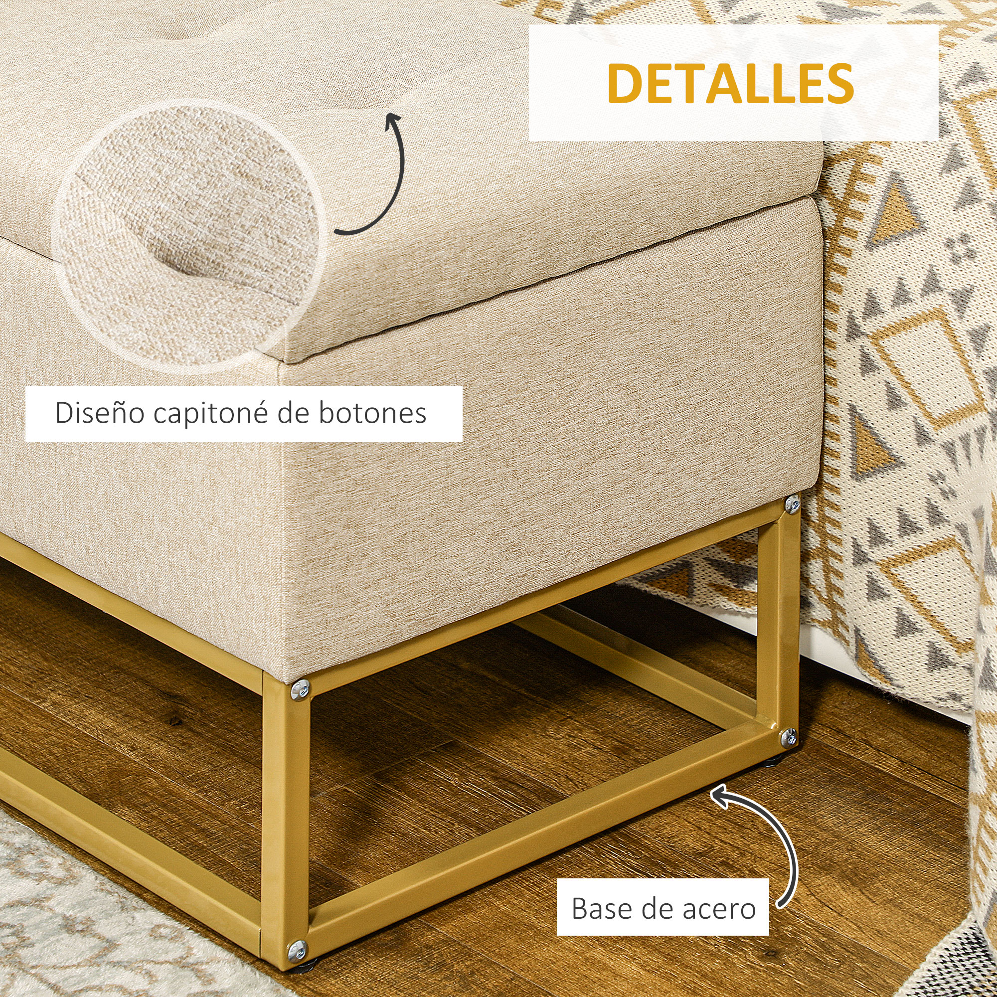 Otomana de tela beige con marco de metal dorado y detalle capitoné.
