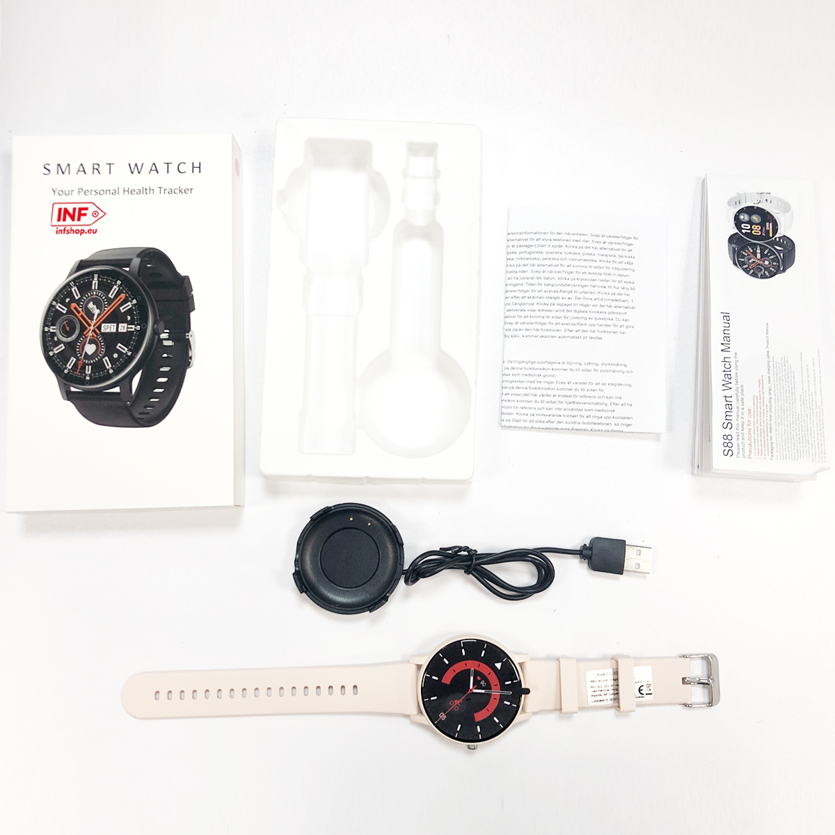 Un set di smartwatch con orologio nero, cavo di ricarica e manuale.