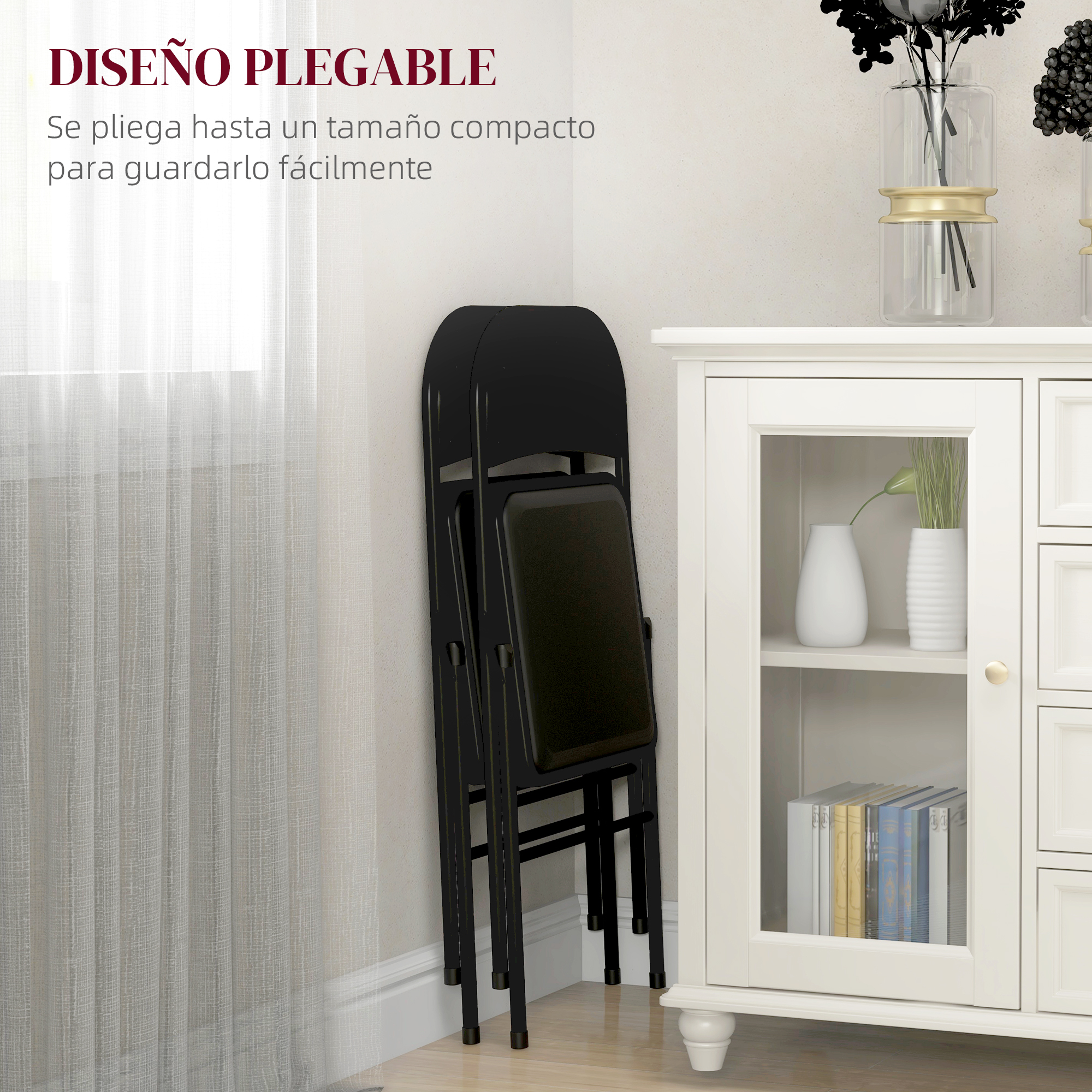 Una silla plegable negra está en una esquina junto a un armario blanco con libros.
