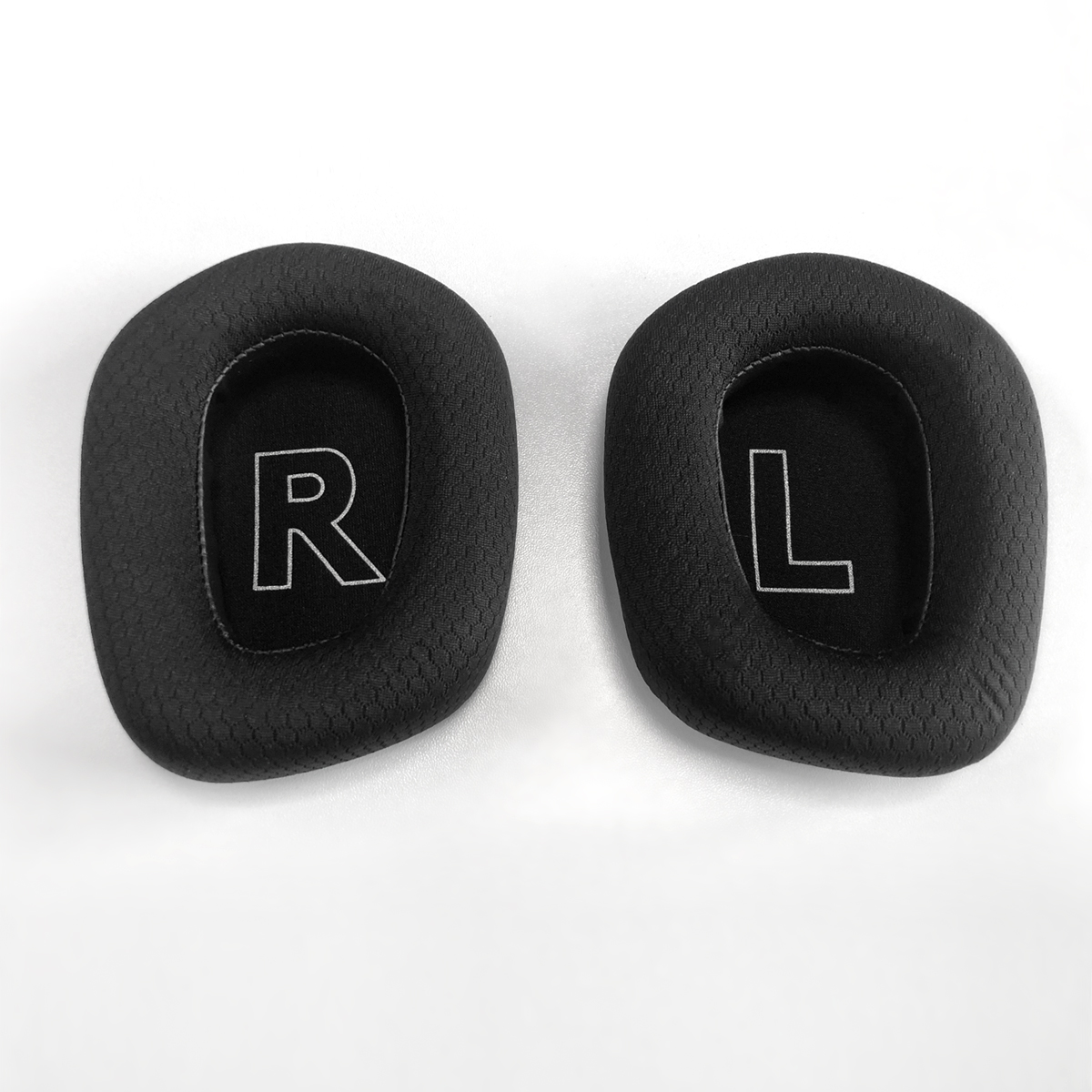 Czarne nauszniki z oznaczeniami R i L na białym tle.