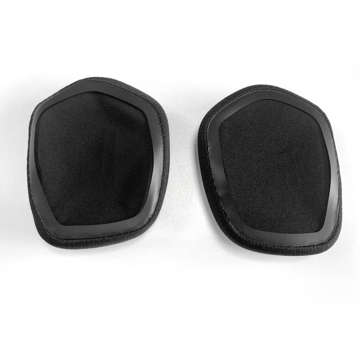 Dwa czarne nauszniki słuchawek na białym tle.