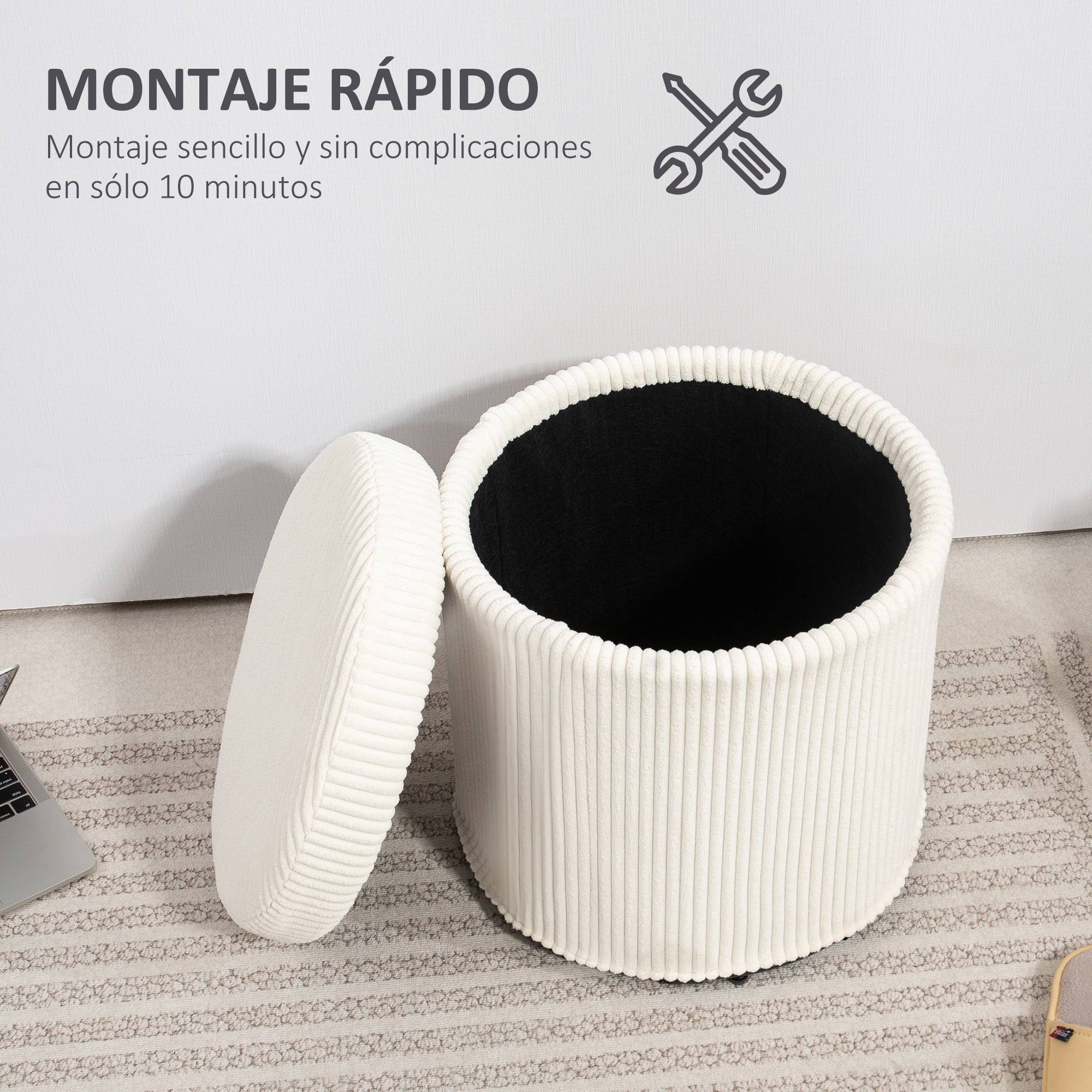 Un otoman blanco con la tapa quitada está sobre una alfombra junto a un portátil.
