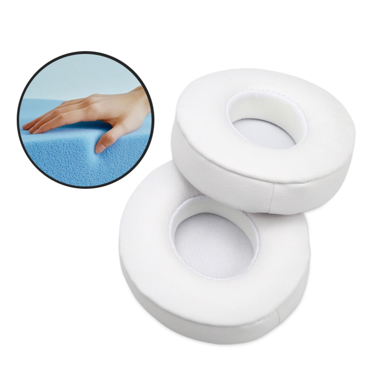 Dwie białe poduszki na uszy obok siebie, koło pokazuje rękę wciskającą piankę.