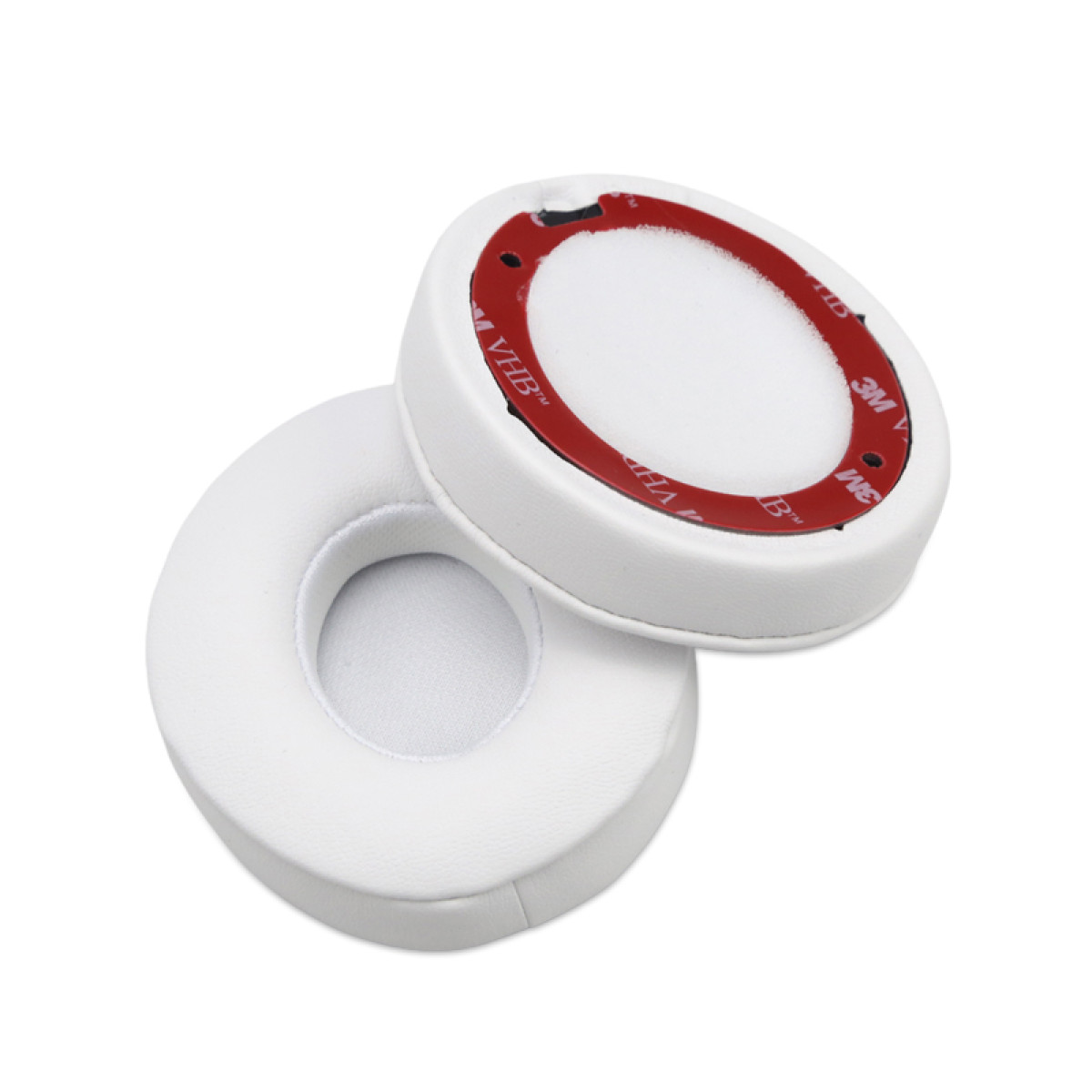 Dwa białe nauszniki z czerwoną taśmą klejącą z tyłu leżą obok siebie.