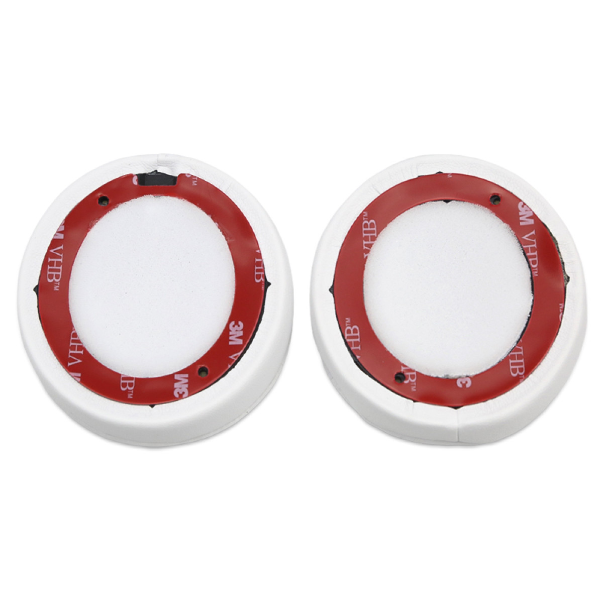 Dwie białe okrągłe poduszki nauszne słuchawek z czerwoną taśmą 3M VHB wewnątrz.