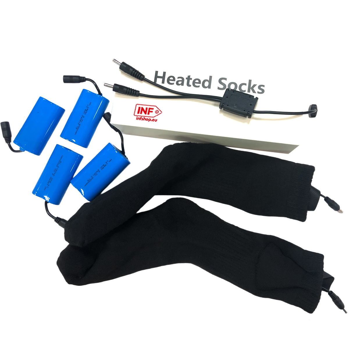 Czarne podgrzewane skarpety z czterema niebieskimi bateriami i kablami ładującymi na białym tle.