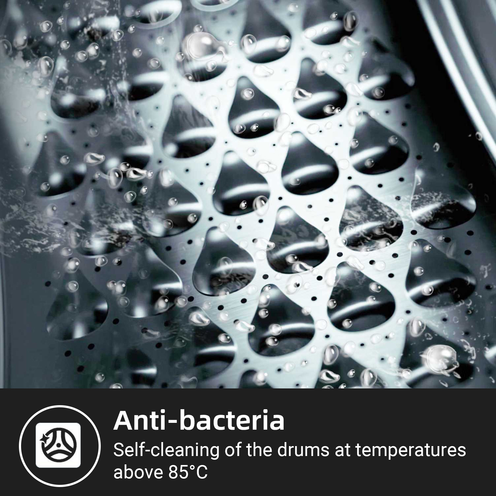 Gouttes d'eau sur une surface métallique à motif perforé.