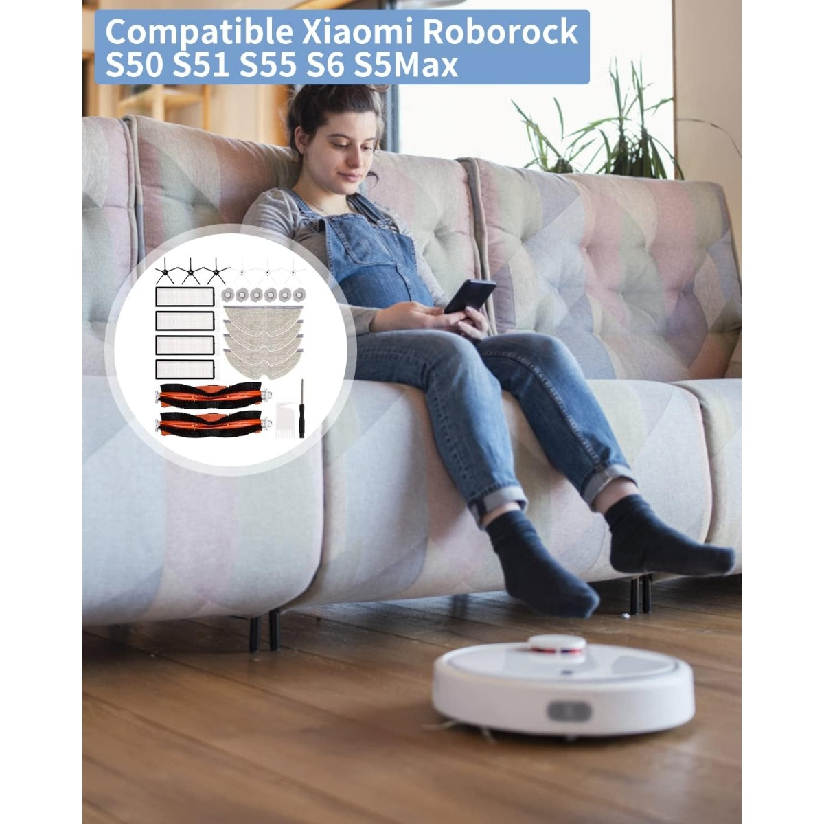 Ein Roboterstaubsauger reinigt den Boden, während eine Frau auf dem Sofa sitzt.