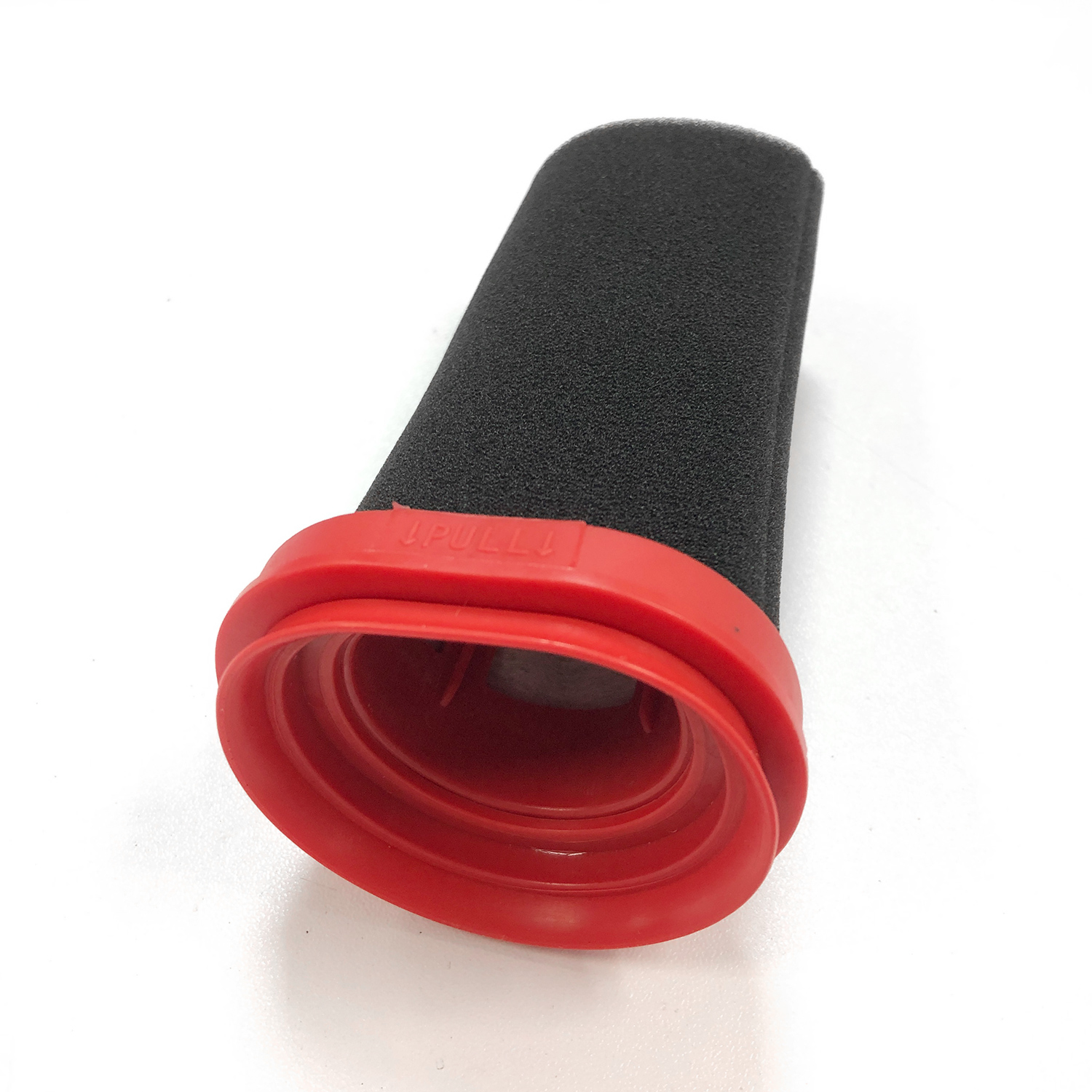 Zwart schuimfilter met rode rubberen connector en tekst.