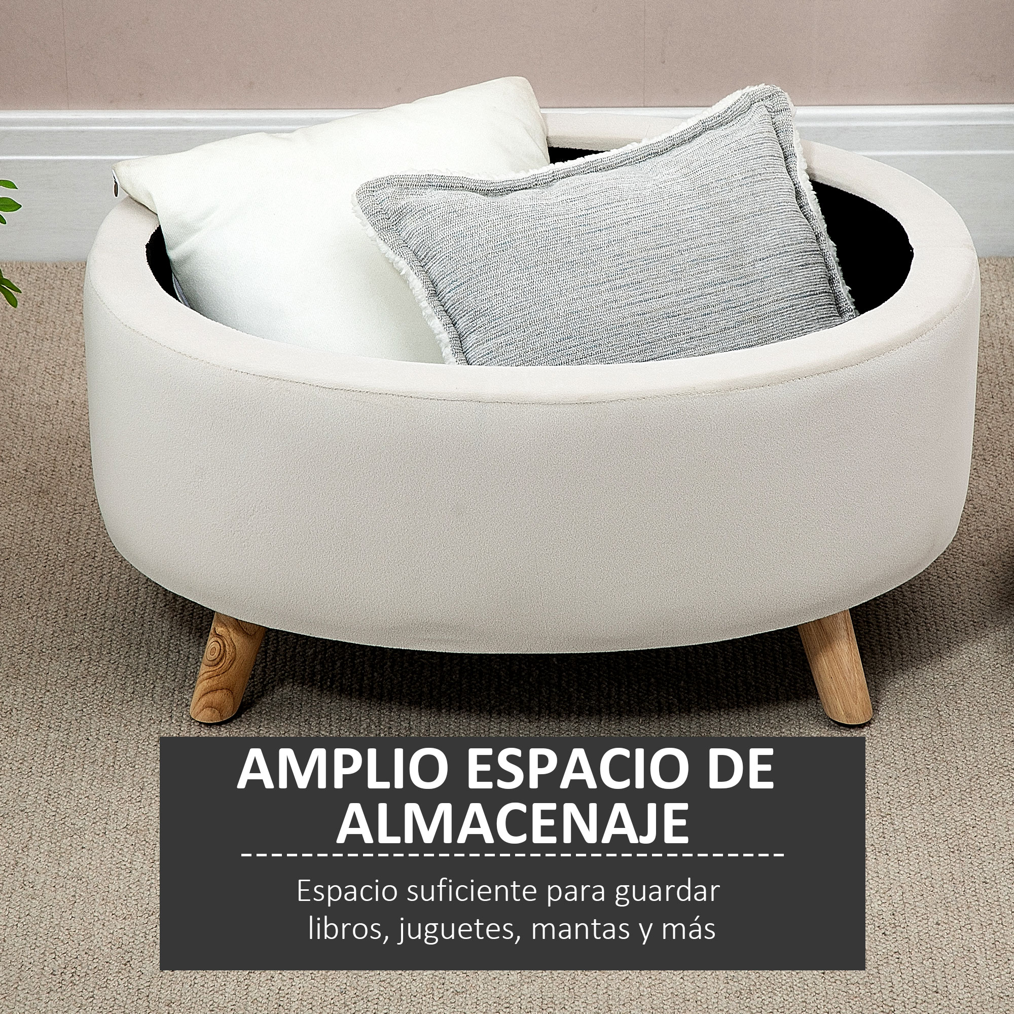 Un otomano beige con patas de madera contiene cojines. Texto: Amplio espacio.