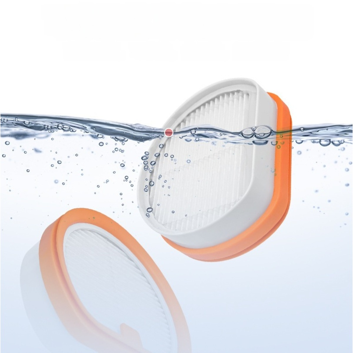 Deux filtres blancs et orange submergés dans l'eau, avec des bulles d'air.