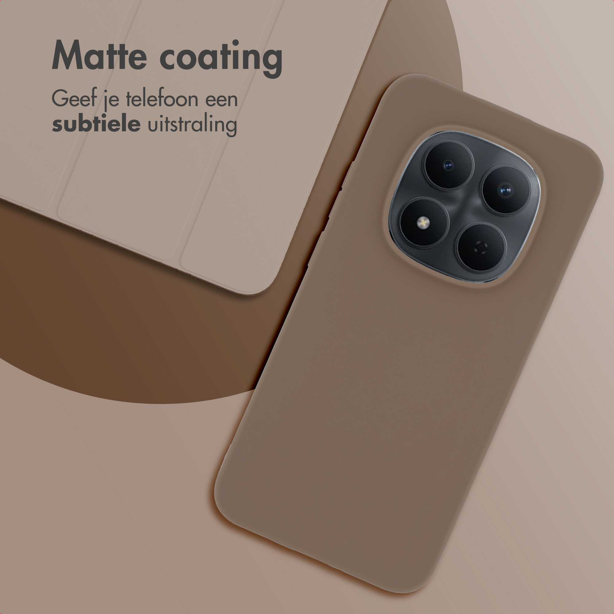 Een bruine telefoon met vier camera's en een hoesje, met tekst.