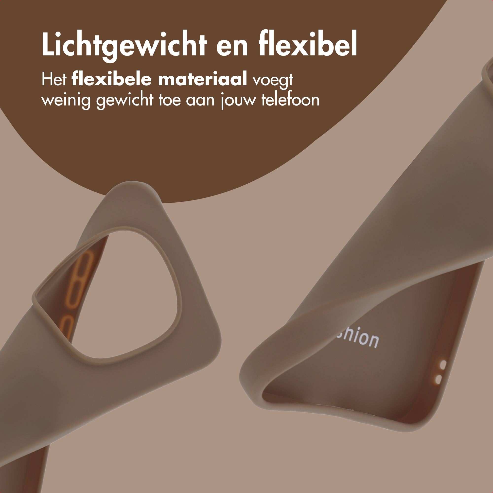 Een lichtbruine, flexibele telefoonhoes met tekst. Close-up.