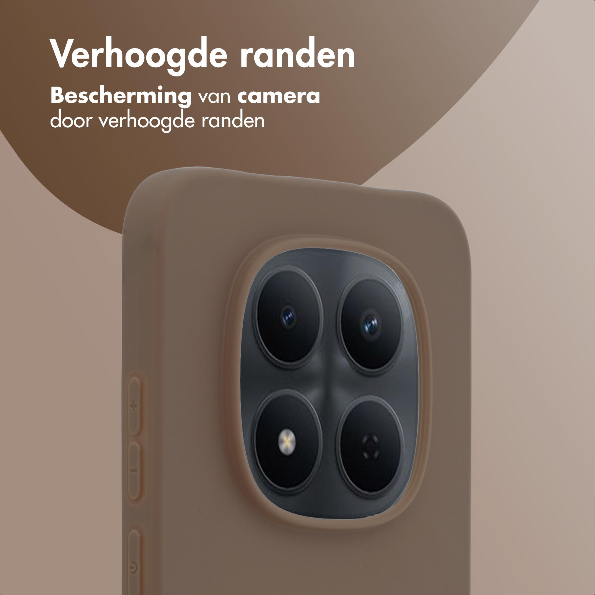 Close-up van een bruine telefoonhoes met vier camera's en verhoogde randen.