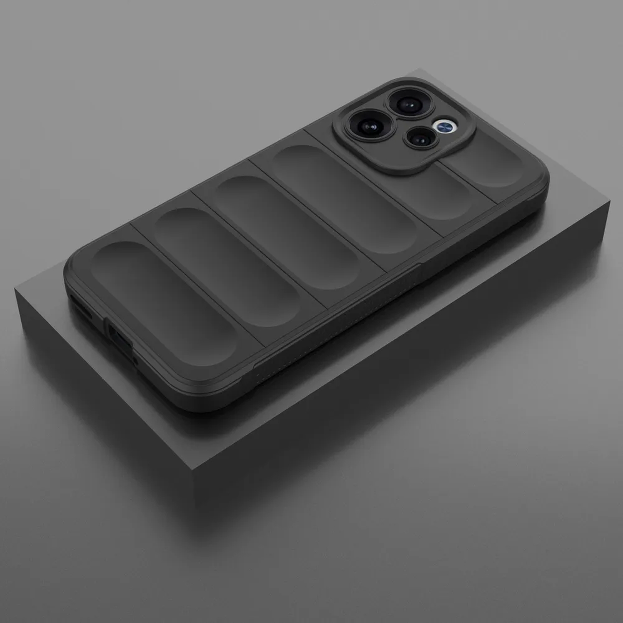 Coque de téléphone noire texturée côtelée sur un socle gris.