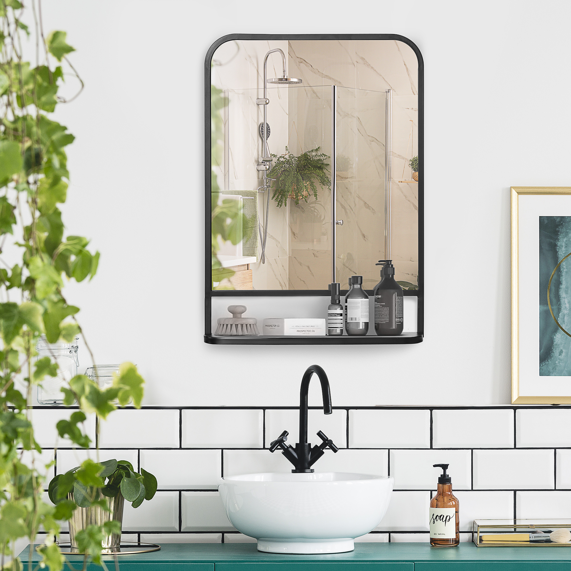 Un baño con lavabo, espejo, dispensador de jabón y plantas.