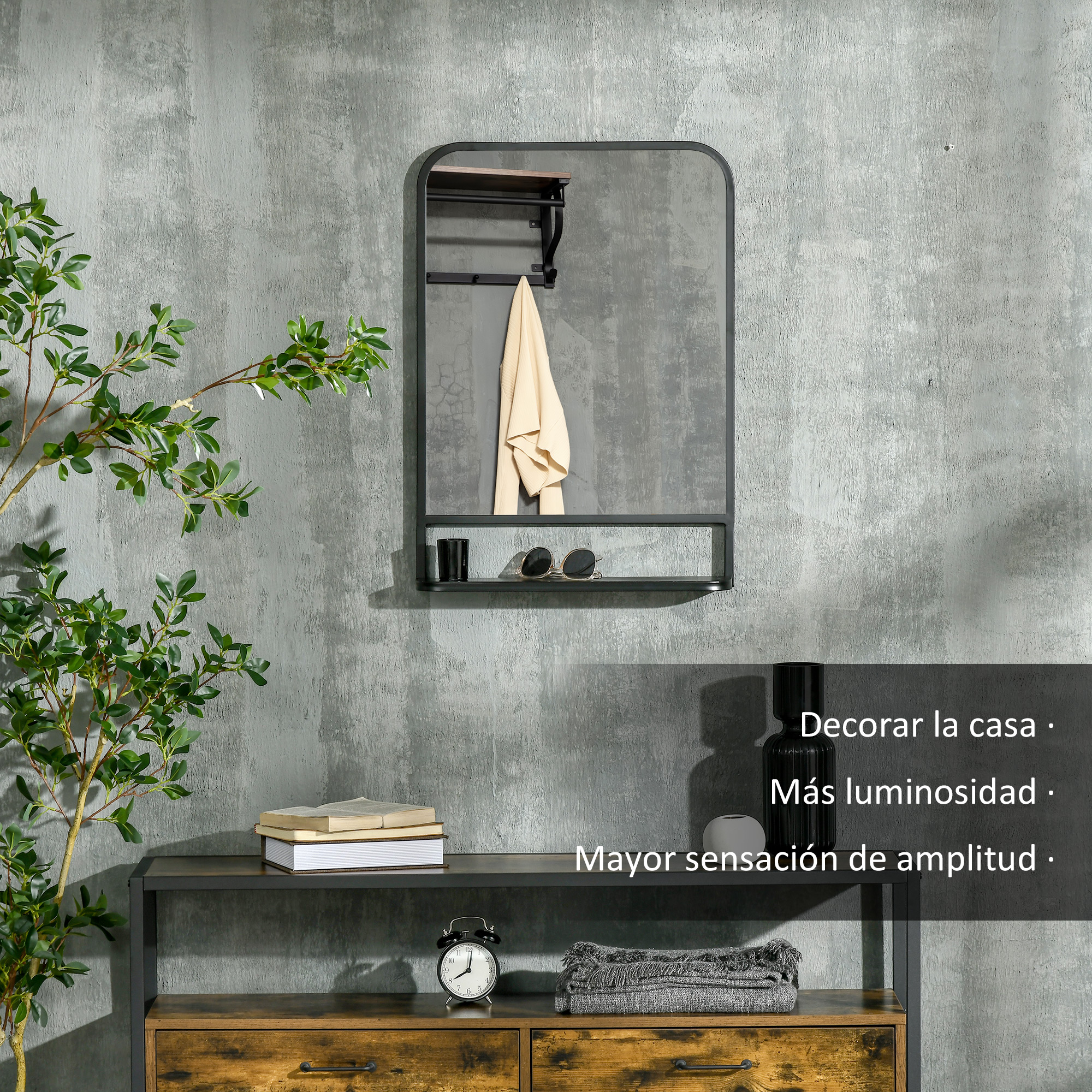 Un espejo sobre un estante con libros, un reloj y mantas dobladas.