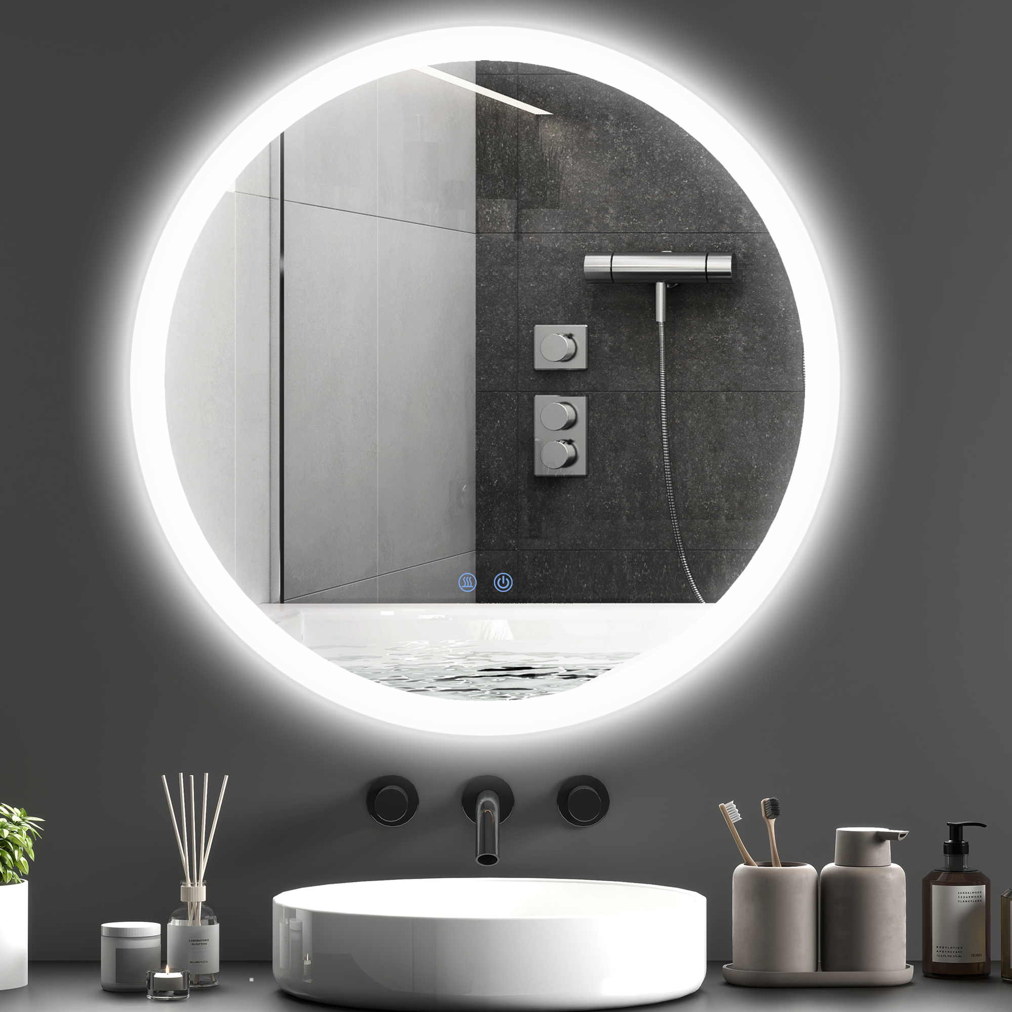 Un baño moderno con espejo redondo iluminado que refleja una bañera y controles de ducha.