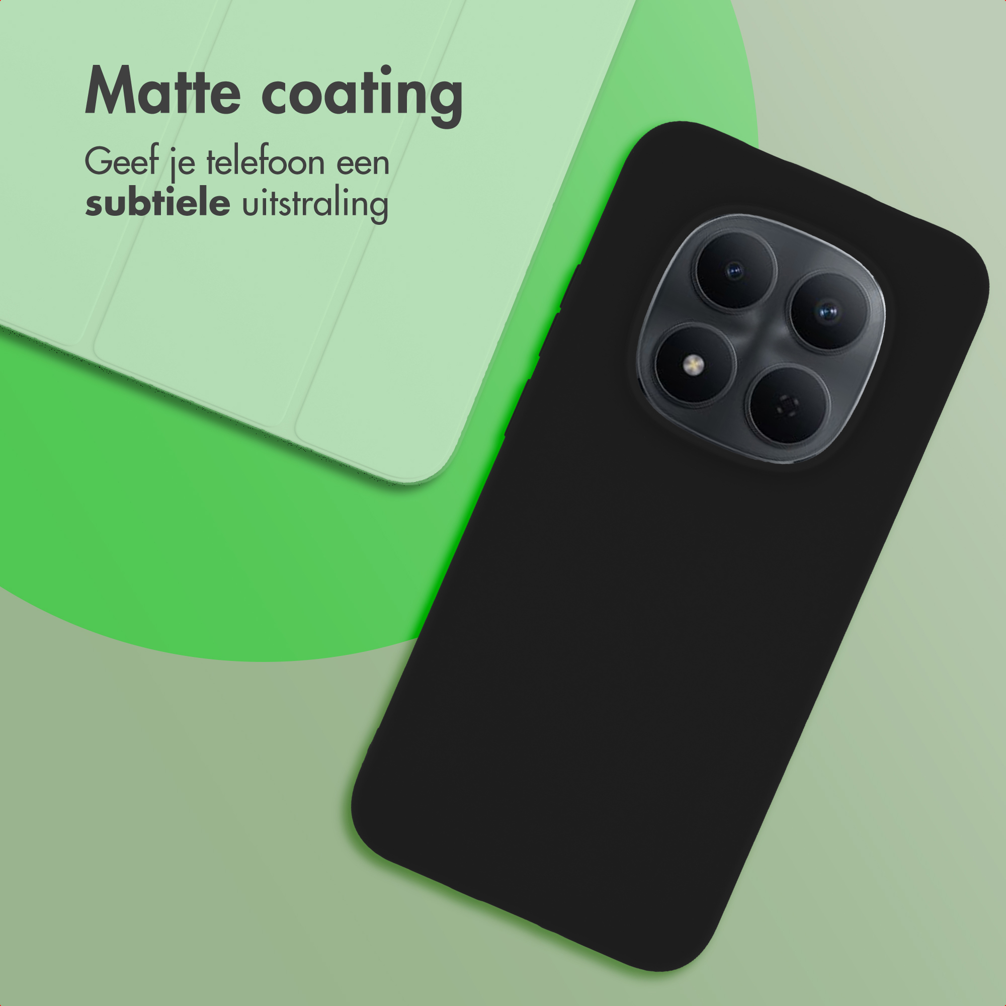 Een zwarte smartphone met vier camera's op een lichtgroene achtergrond.
