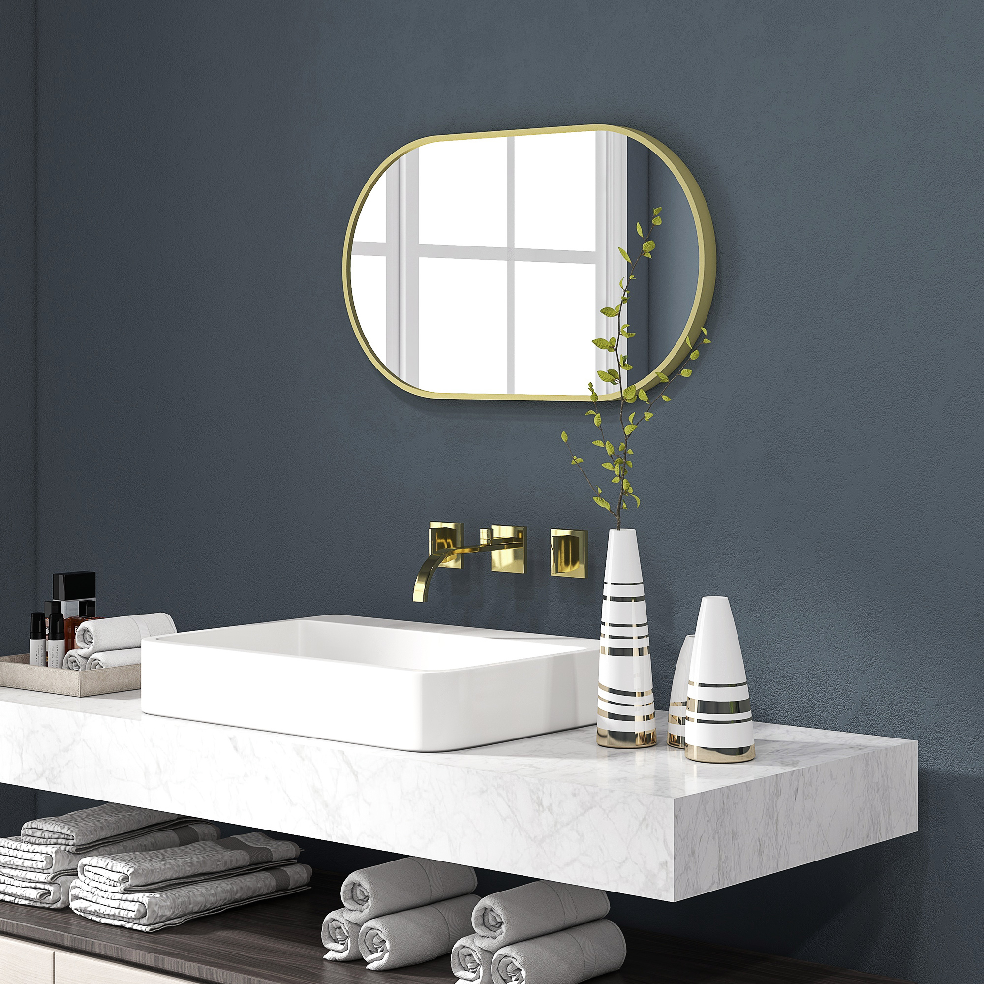 Baño moderno con lavabo blanco, encimera de mármol, grifo dorado y espejo.