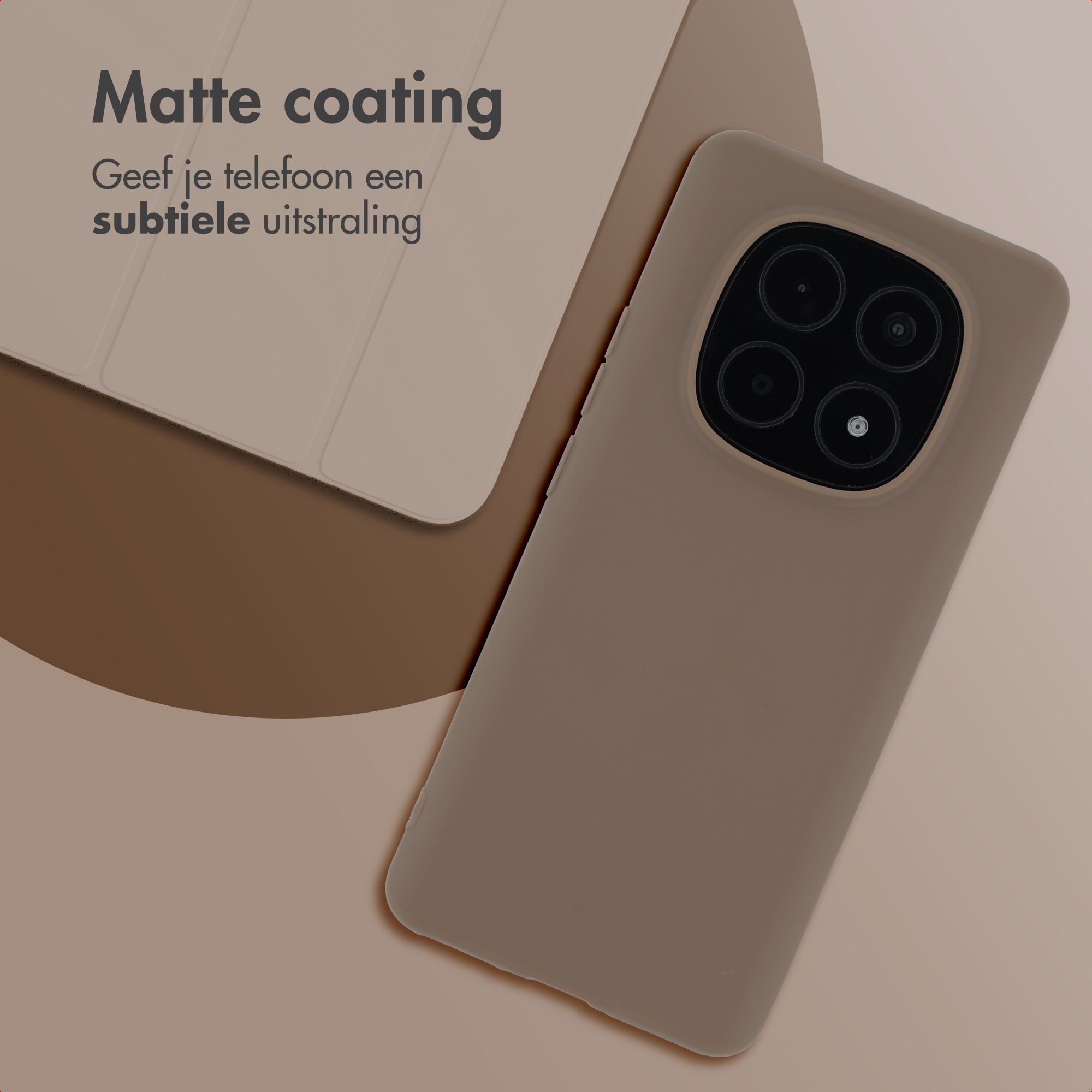Une coque de téléphone marron avec quatre caméras repose sur un fond marron clair.
