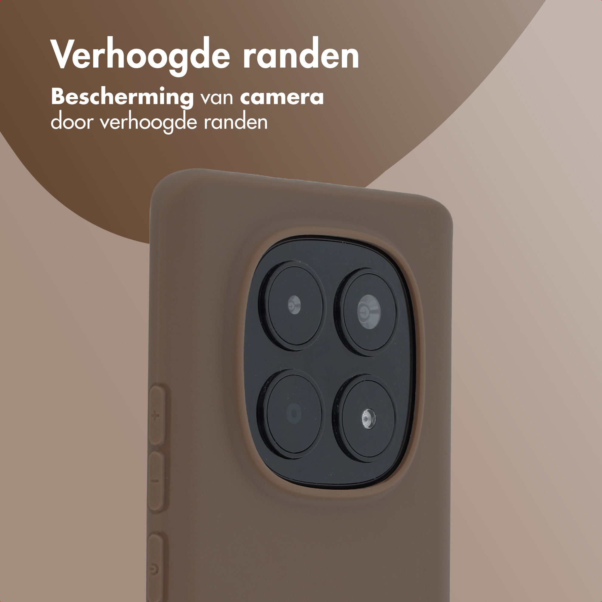 Coque de téléphone marron avec appareil photo quadruple et bords surélevés.