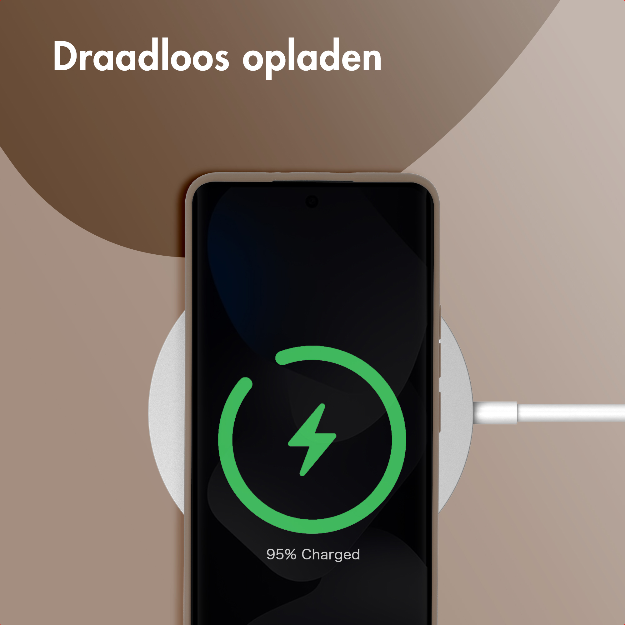Un smartphone chargé à 95% se charge sans fil sur un chargeur.