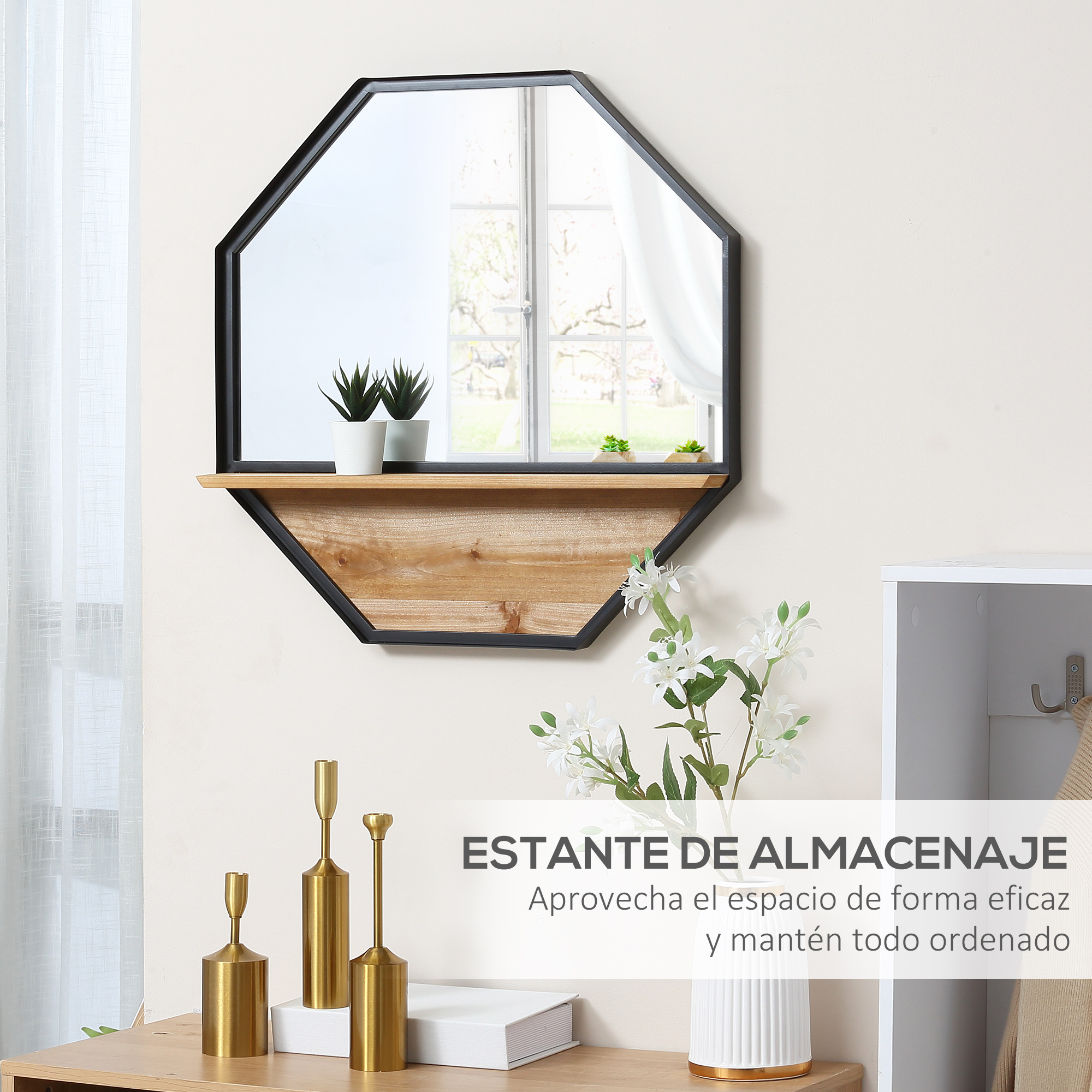 Un espejo octogonal con estante de madera, candelabros dorados y jarrón blanco.