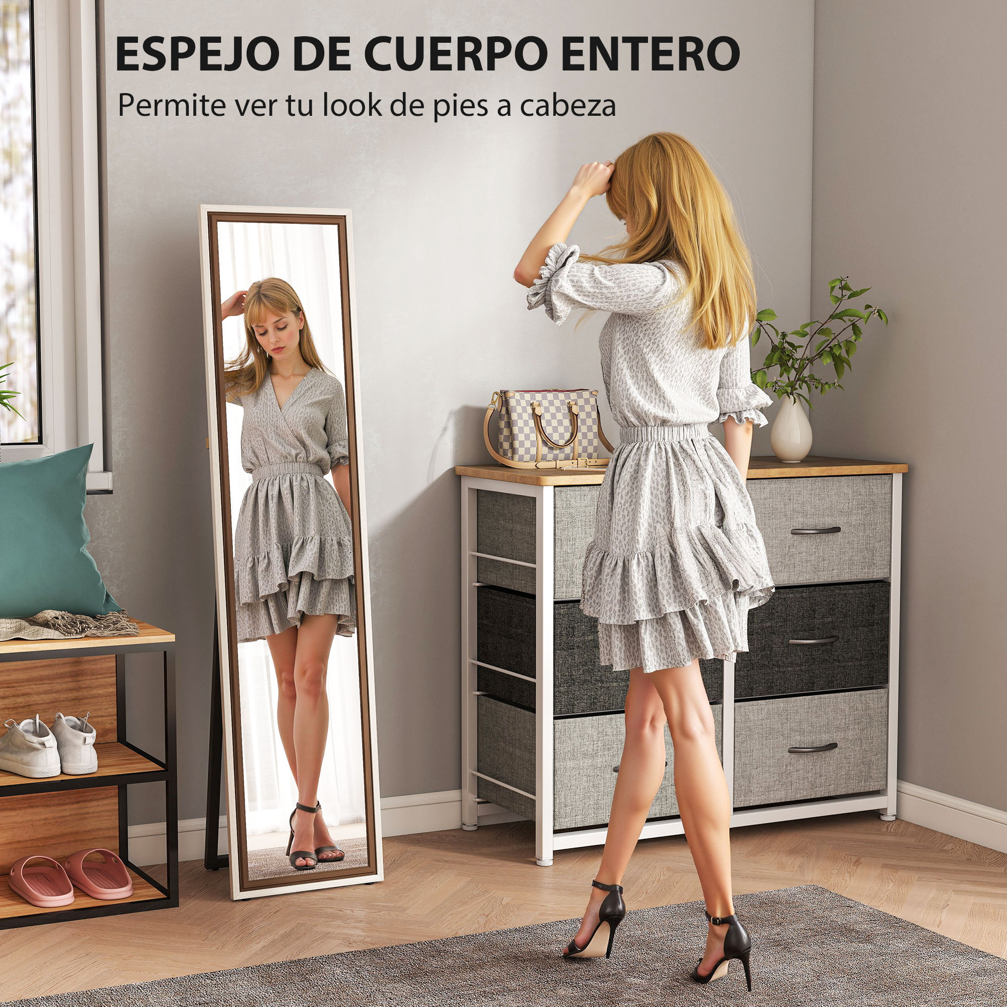 Una mujer con vestido se mira en un espejo de cuerpo entero.
