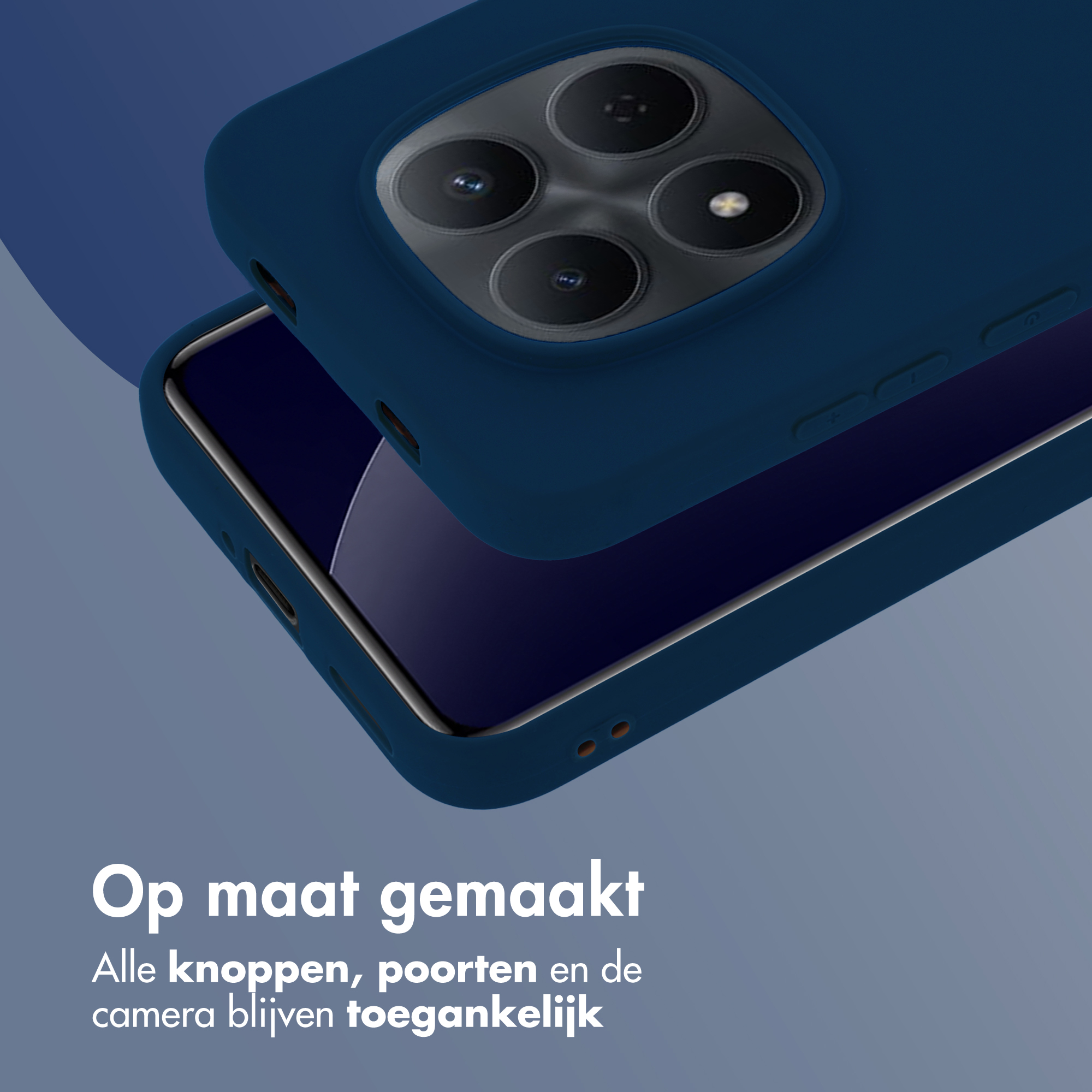 Donkerblauwe telefoonhoes met quad camera boven een donkere smartphone.