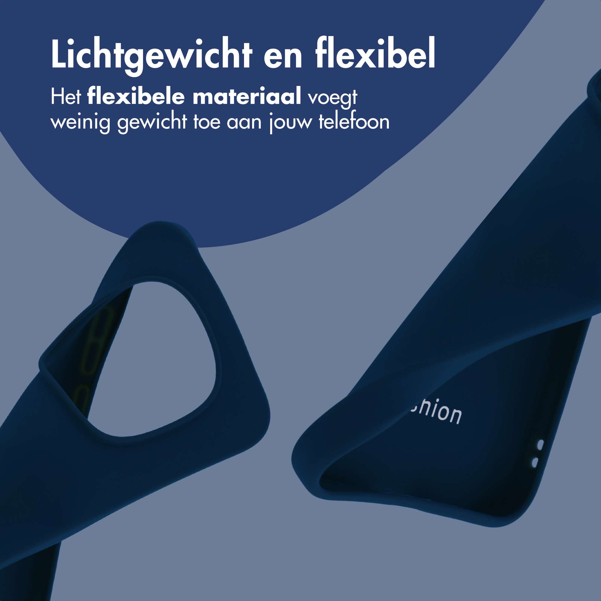 Close-up van een donkerblauwe telefoonhoes, die flexibiliteit toont.