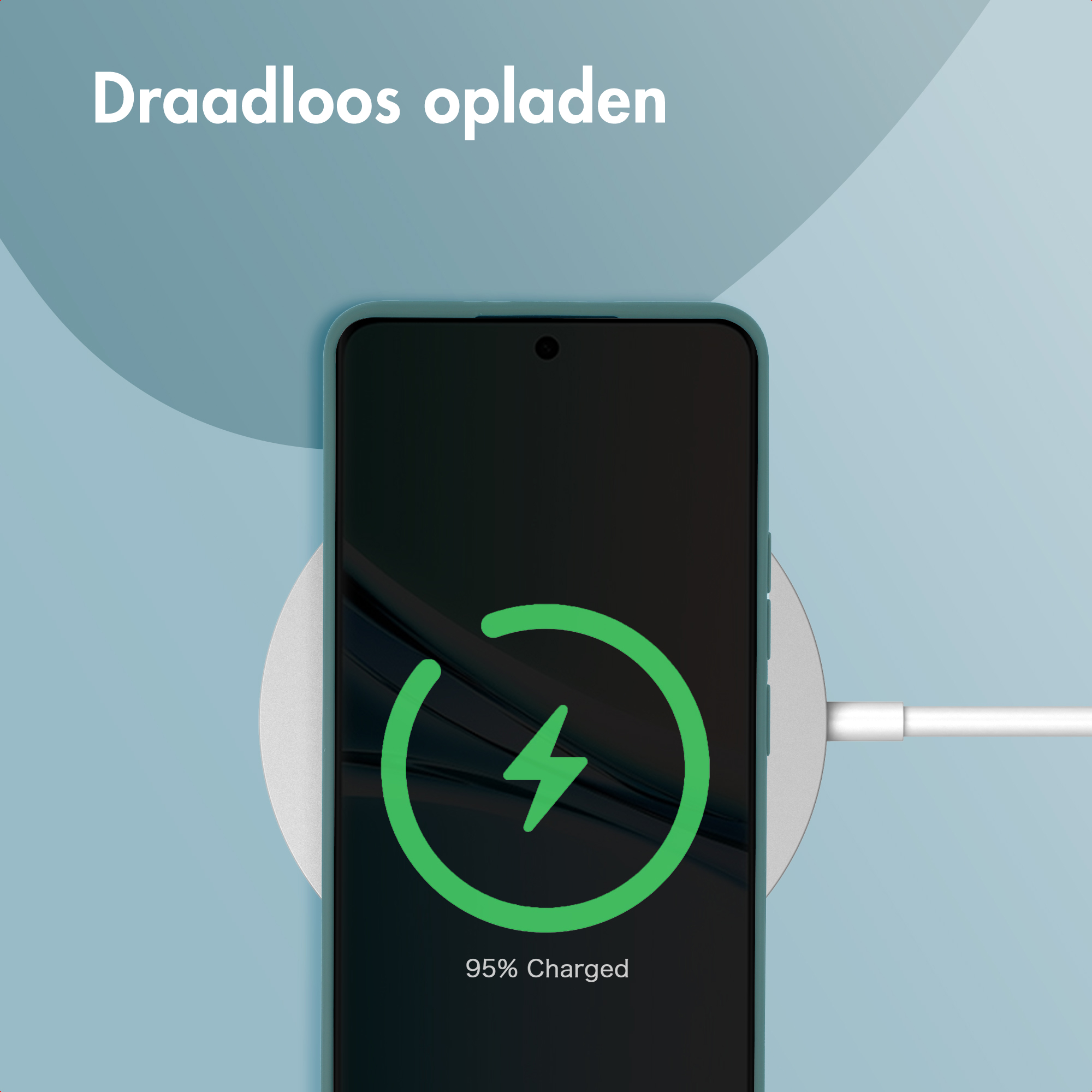 Un smartphone se charge sans fil sur un chargeur. Il affiche 95% de charge.