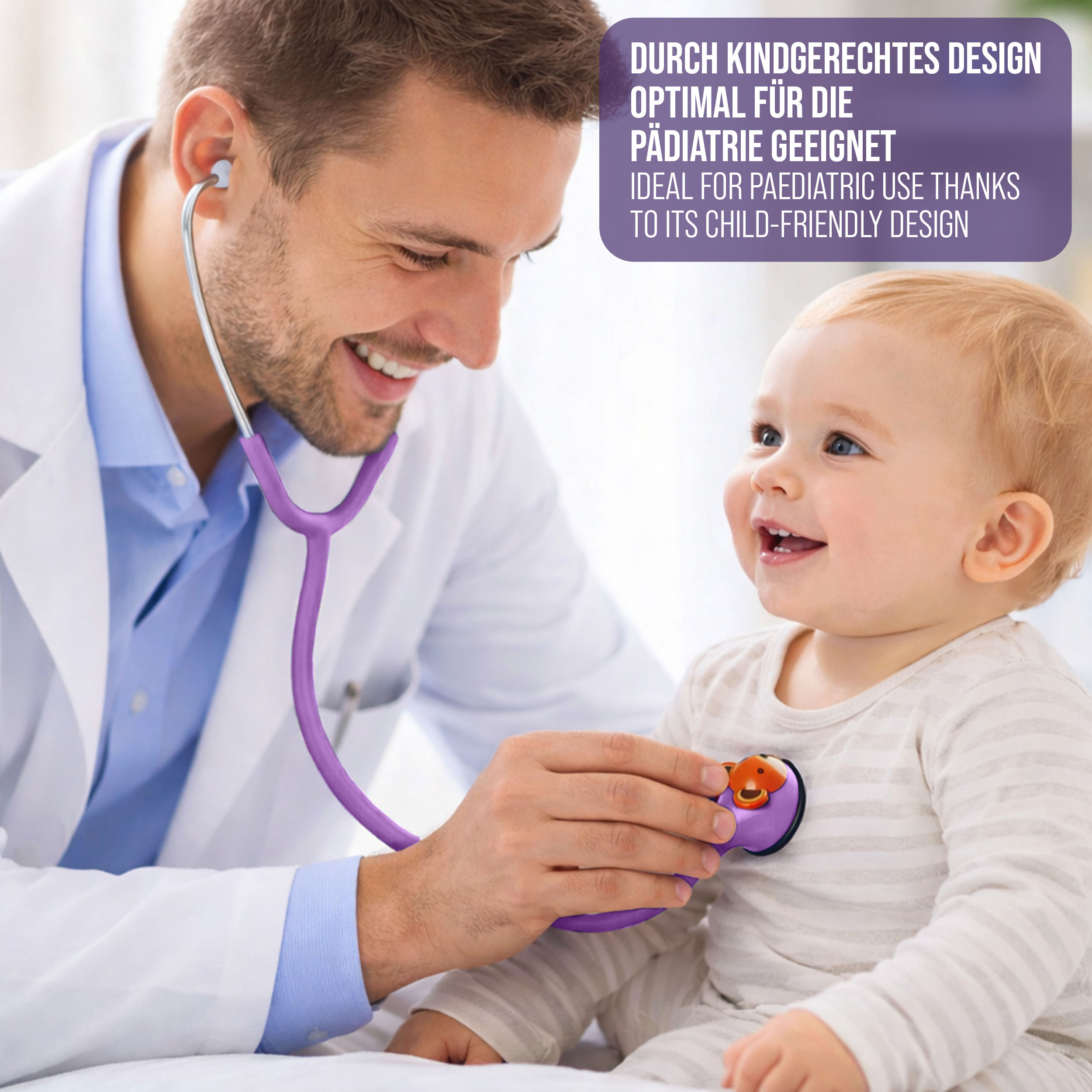Ein Arzt untersucht ein Baby mit einem violetten Stethoskop mit Tiermotiv.