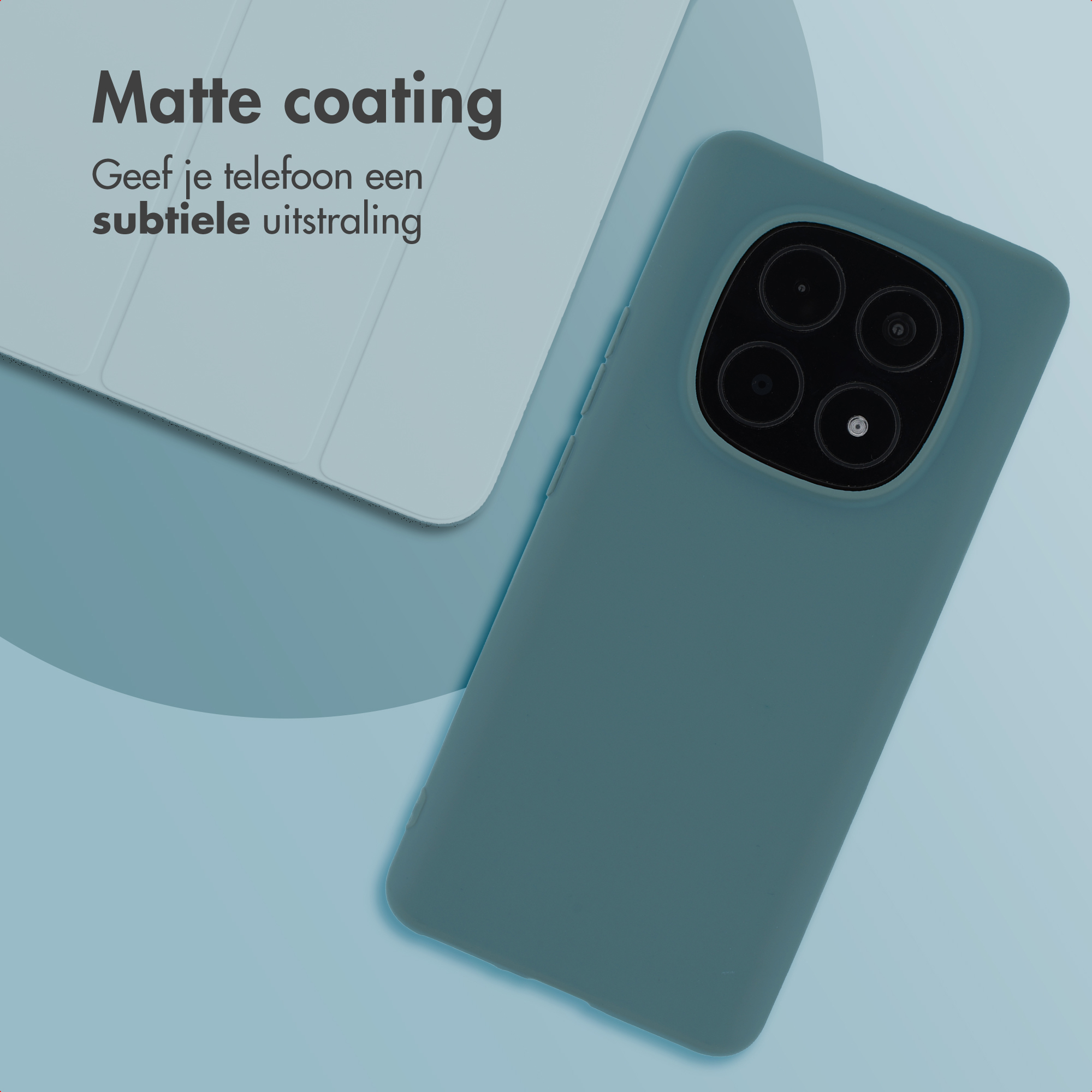 Een mat blauwgroen telefoonhoesje rust naast een lichtblauw object.