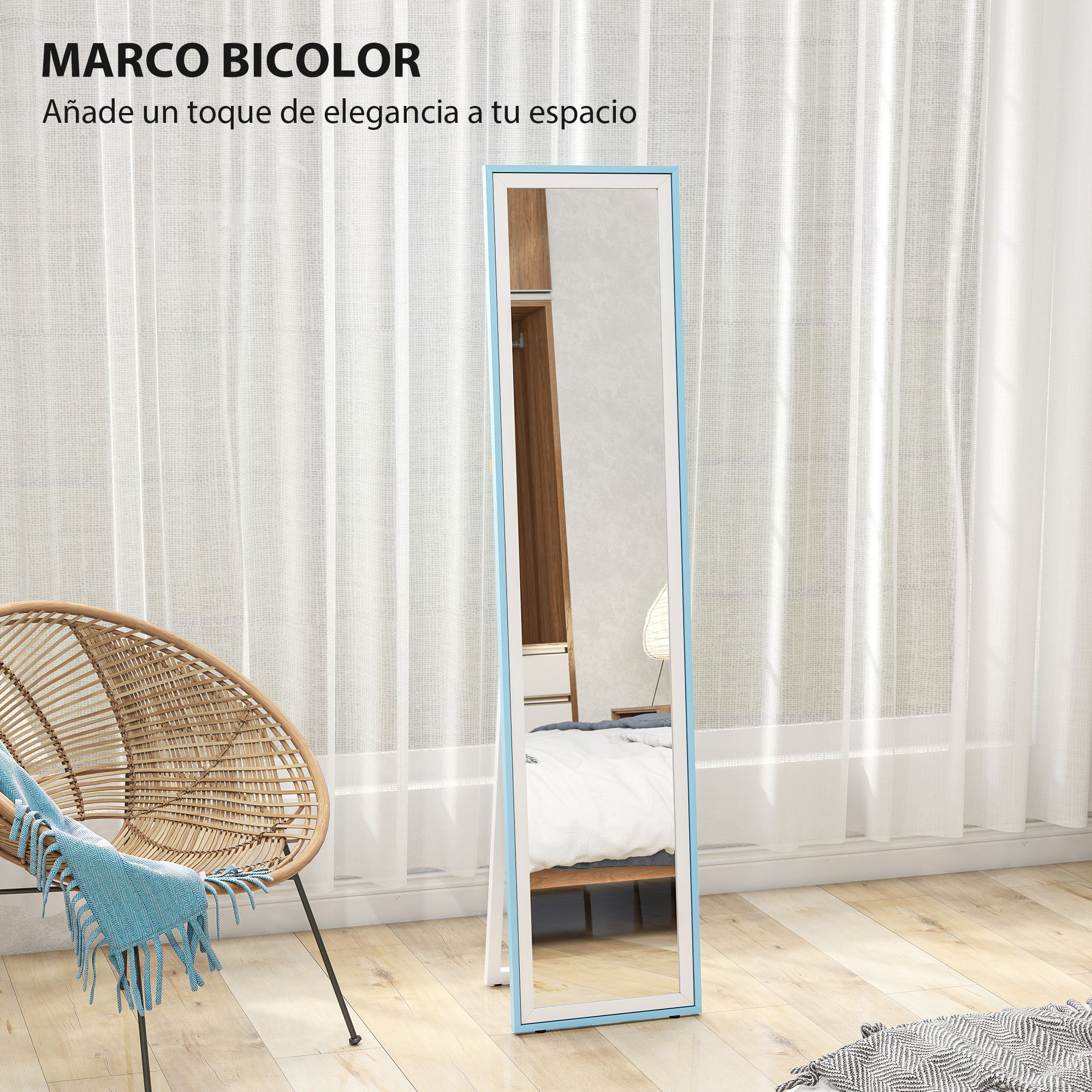 Un espejo alto con marco azul junto a una silla de mimbre con manta.