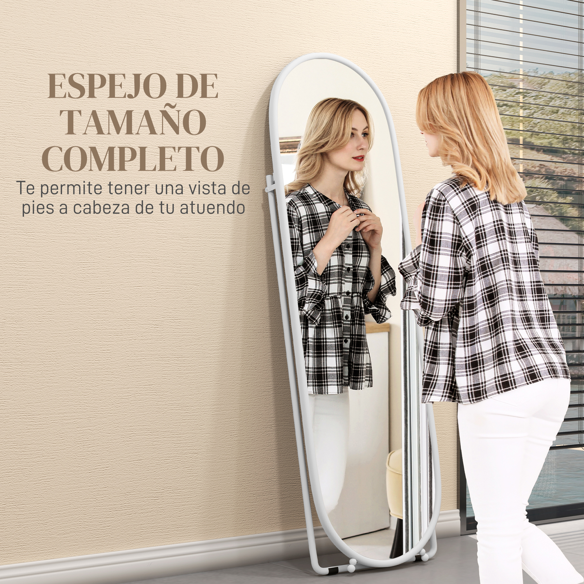 Una mujer con camisa a cuadros frente a un espejo de cuerpo entero.