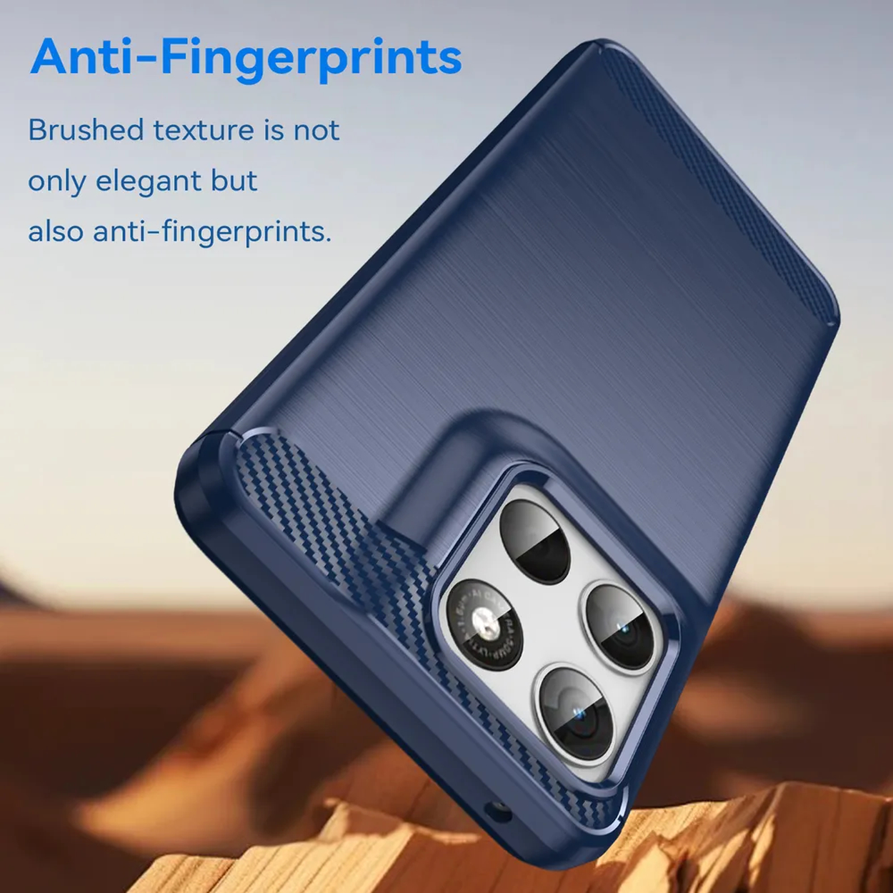 Une coque de téléphone bleue à texture brossée et accents en fibre de carbone repose sur une surface rocheuse.